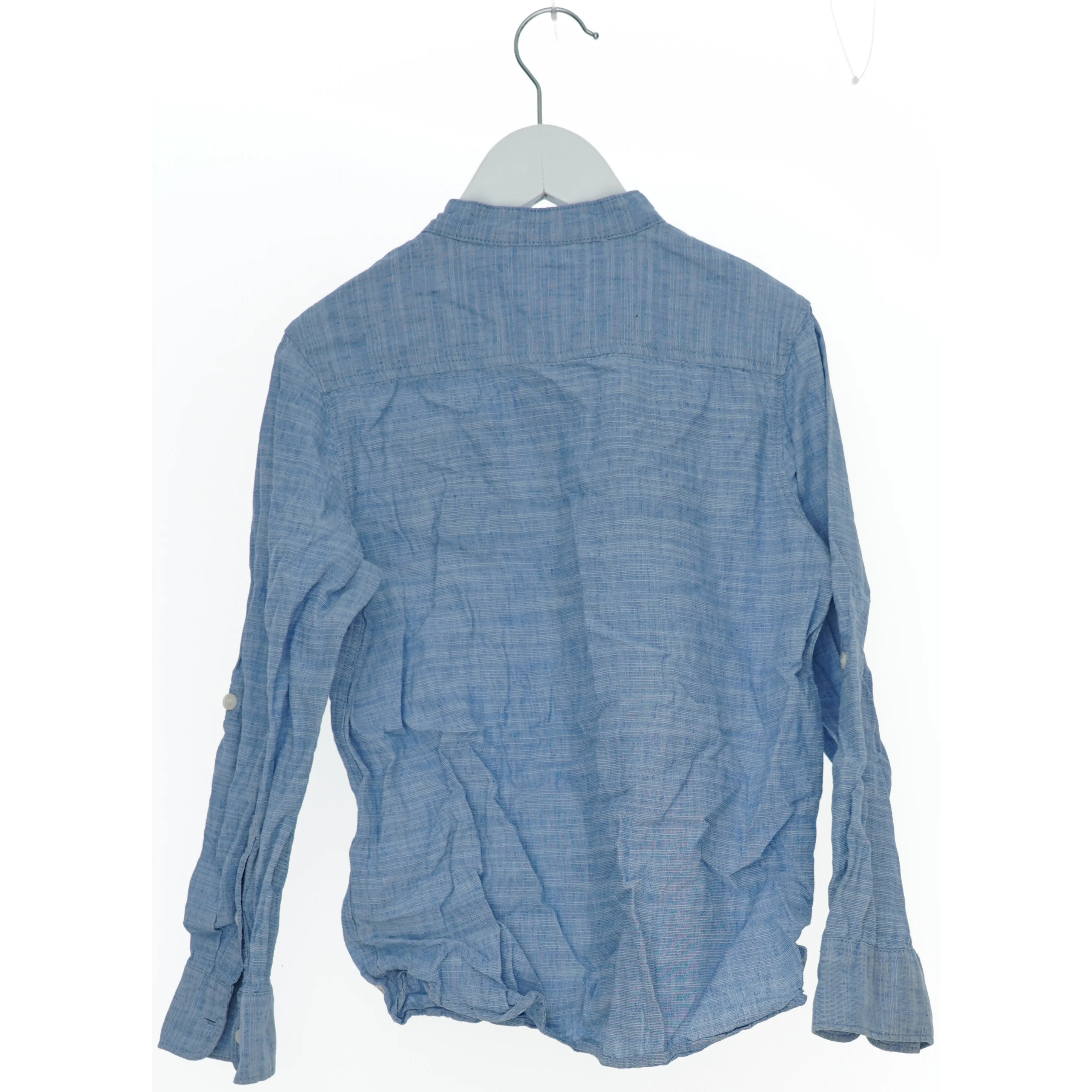 Lyseblå skjorte med lange ærmer fra H&M (str. 134)