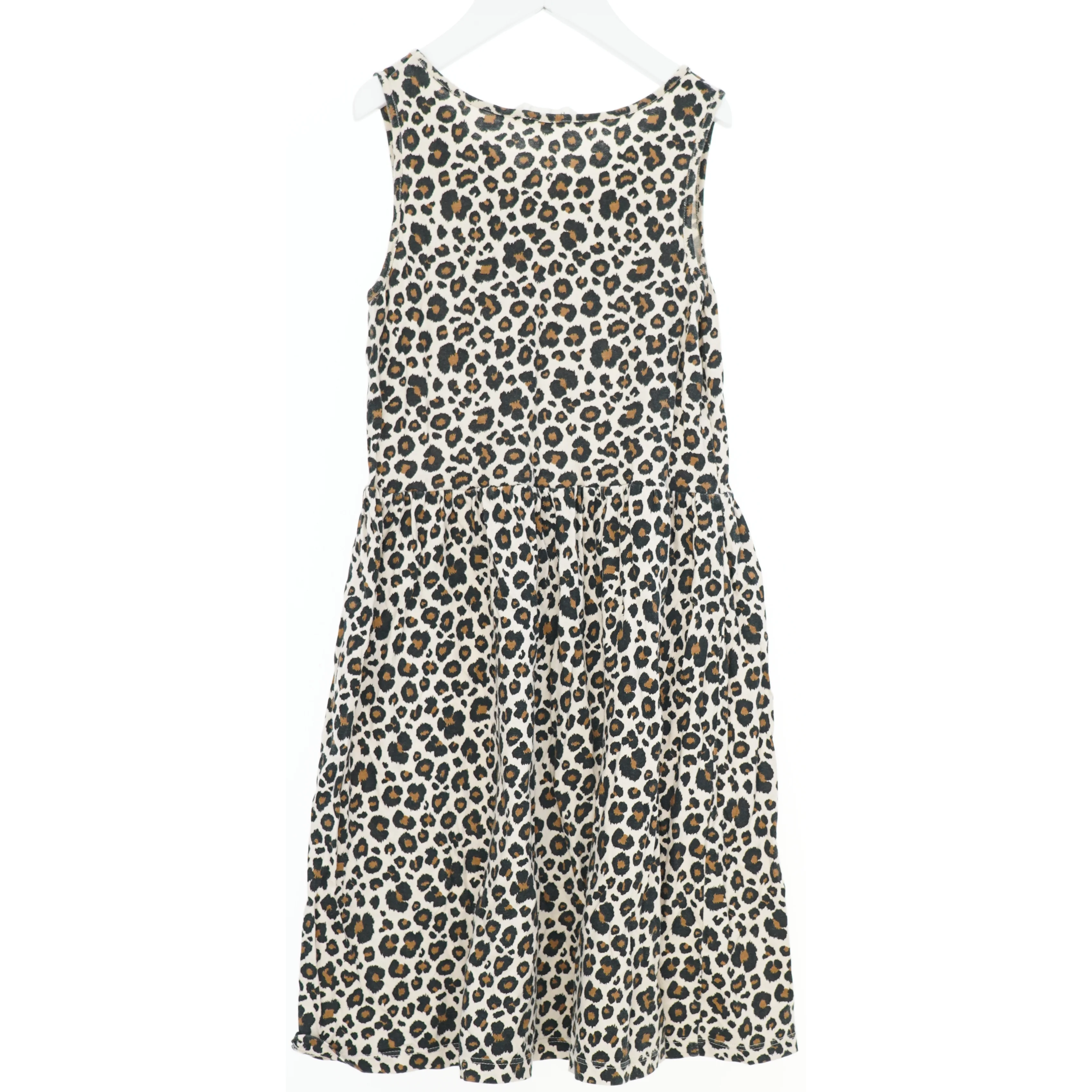Ærmeløs kjole med leopardmønster fra H&M (str. 140)