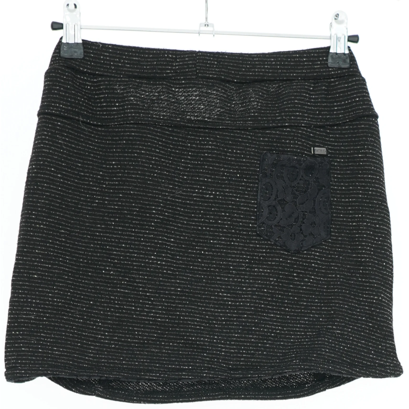 Sort nederdel med lynlåse fra Name It (str. 152)