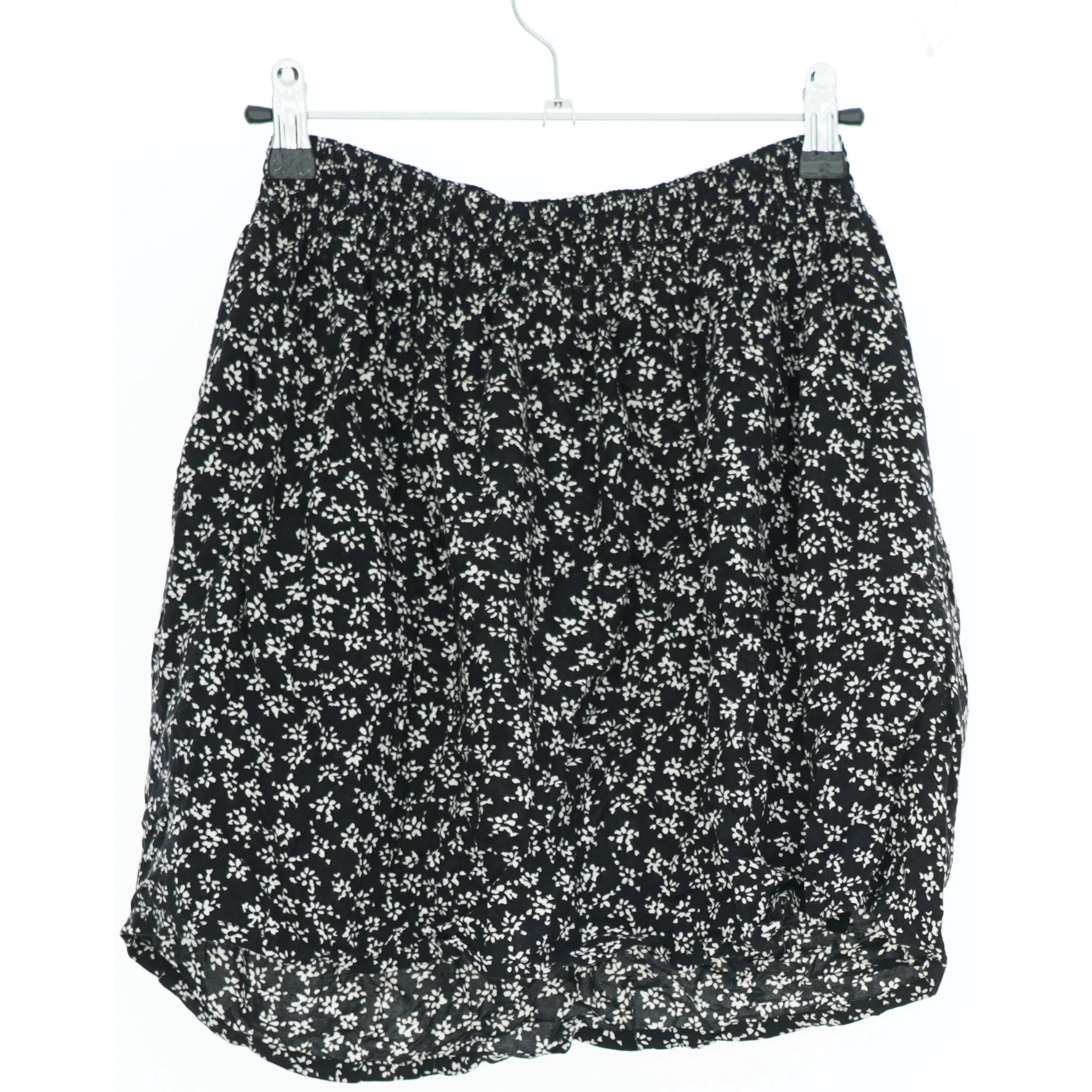 Sort nederdel med blomsterprint fra H&M (str. 128)