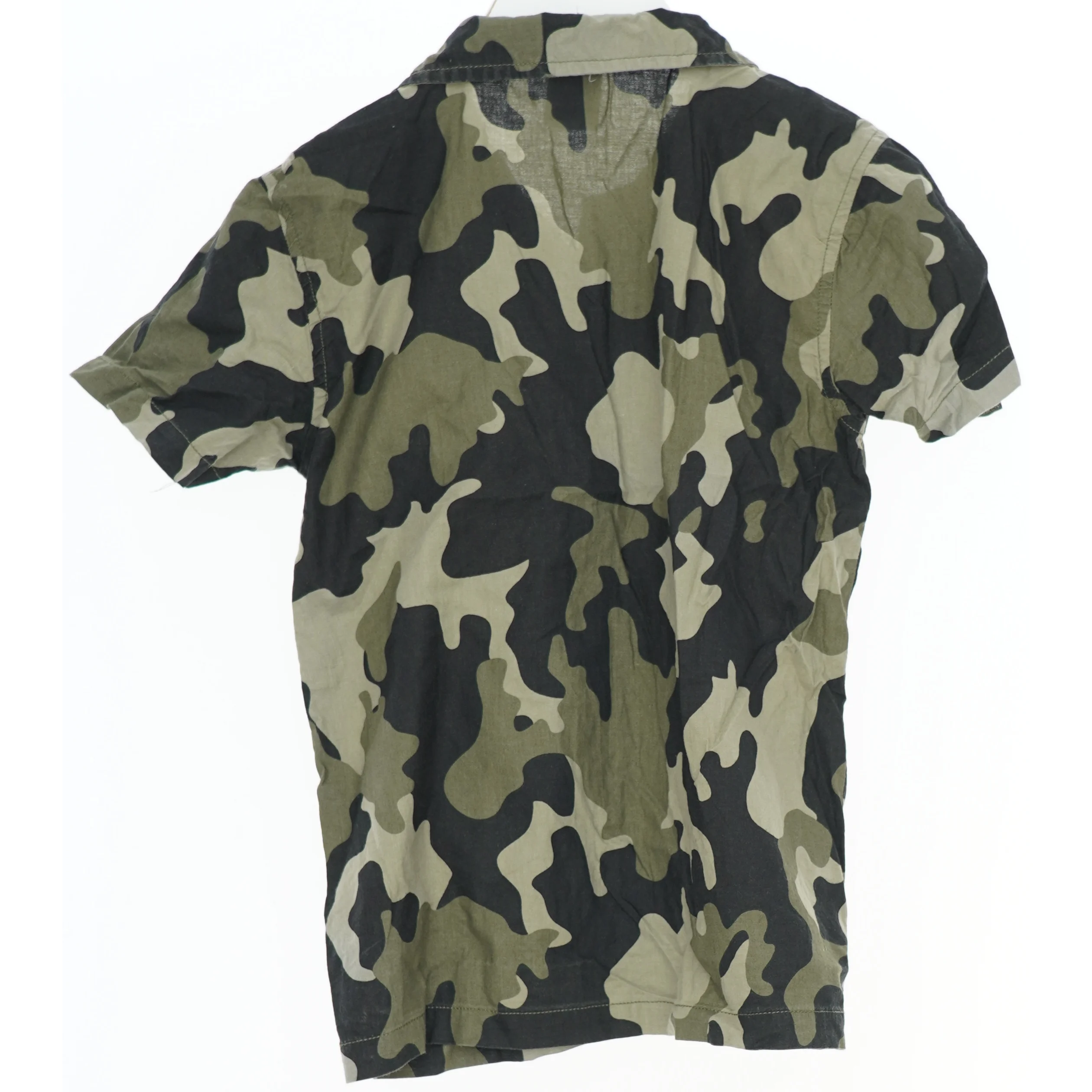 Kortærmet skjorte med camouflage mønster fra VRS (str. 140)