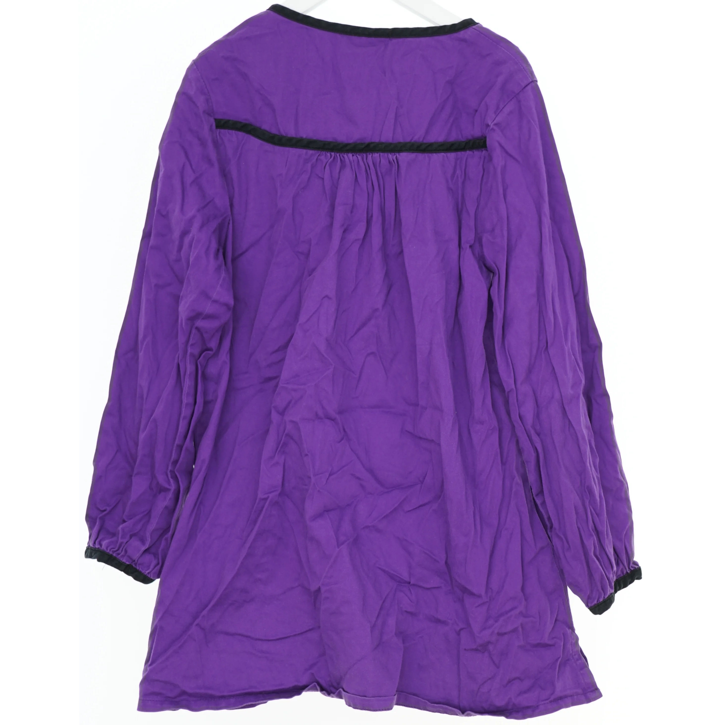 Langærmet lilla kjole med lommer og sorte kanter fra Mala (str. 140)