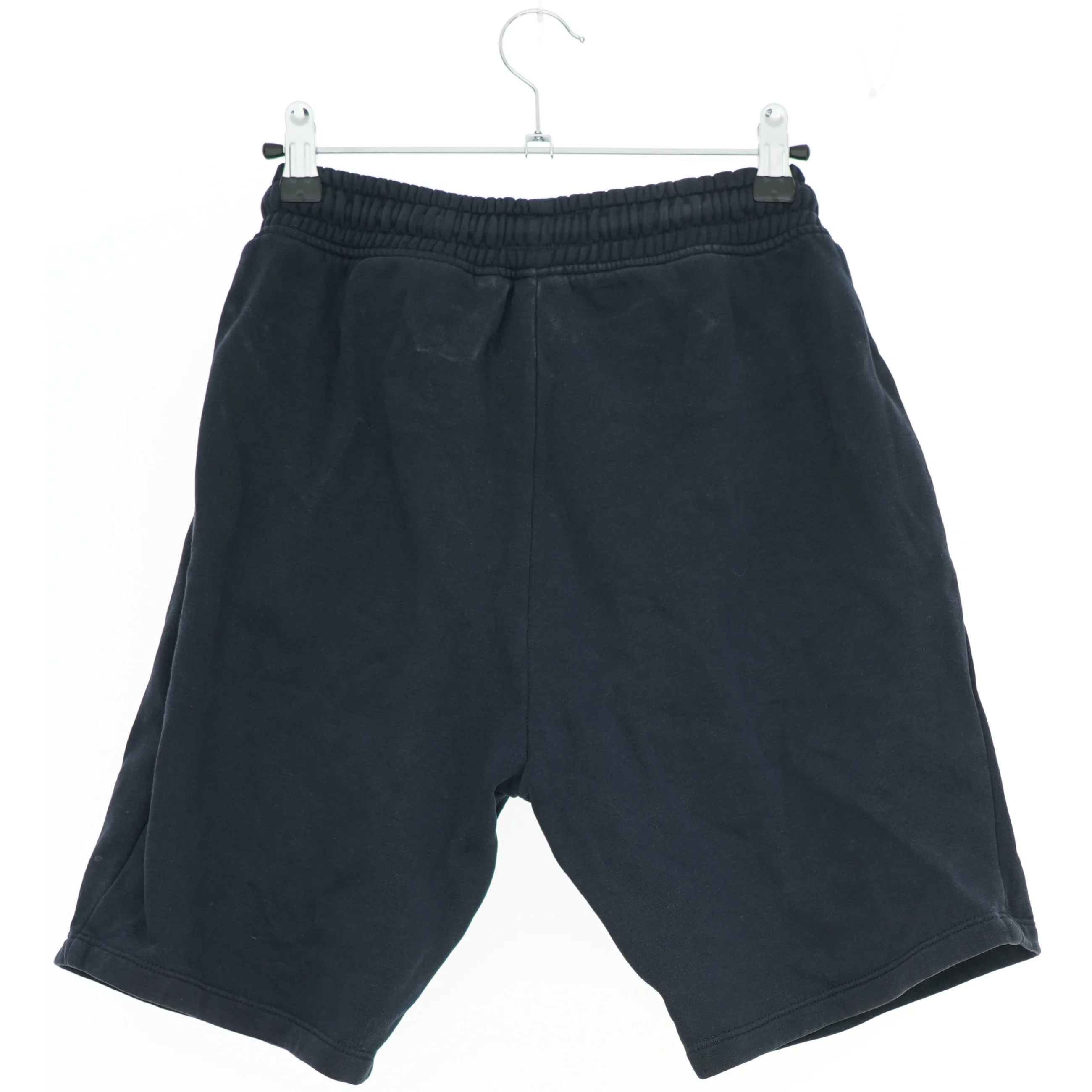 Herreshorts i mørkeblå fra Next (str. 158)