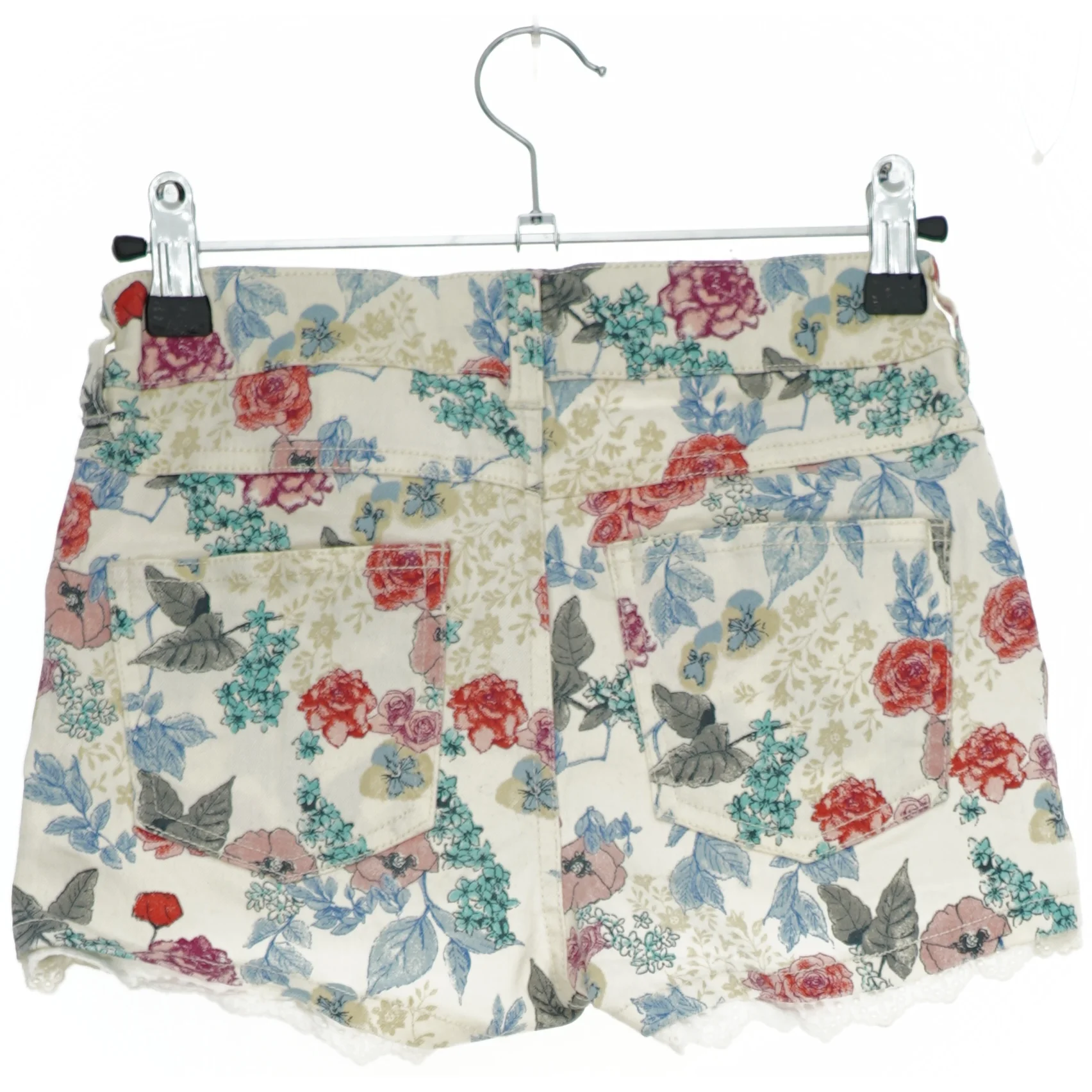 Blomstrede shorts fra Logg (str. 146)