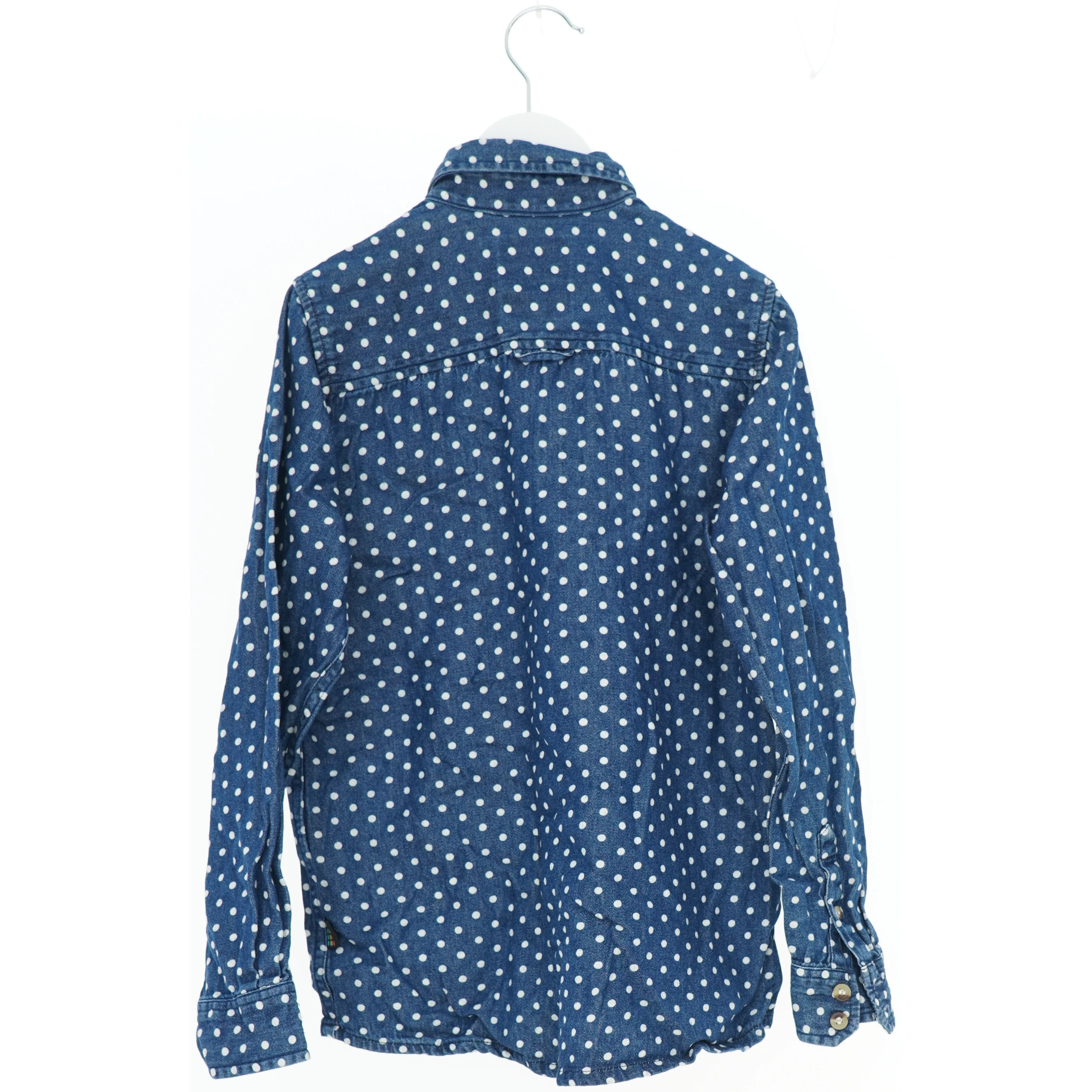 Skjorte med prikker fra Outfitters Nation (str. 140)