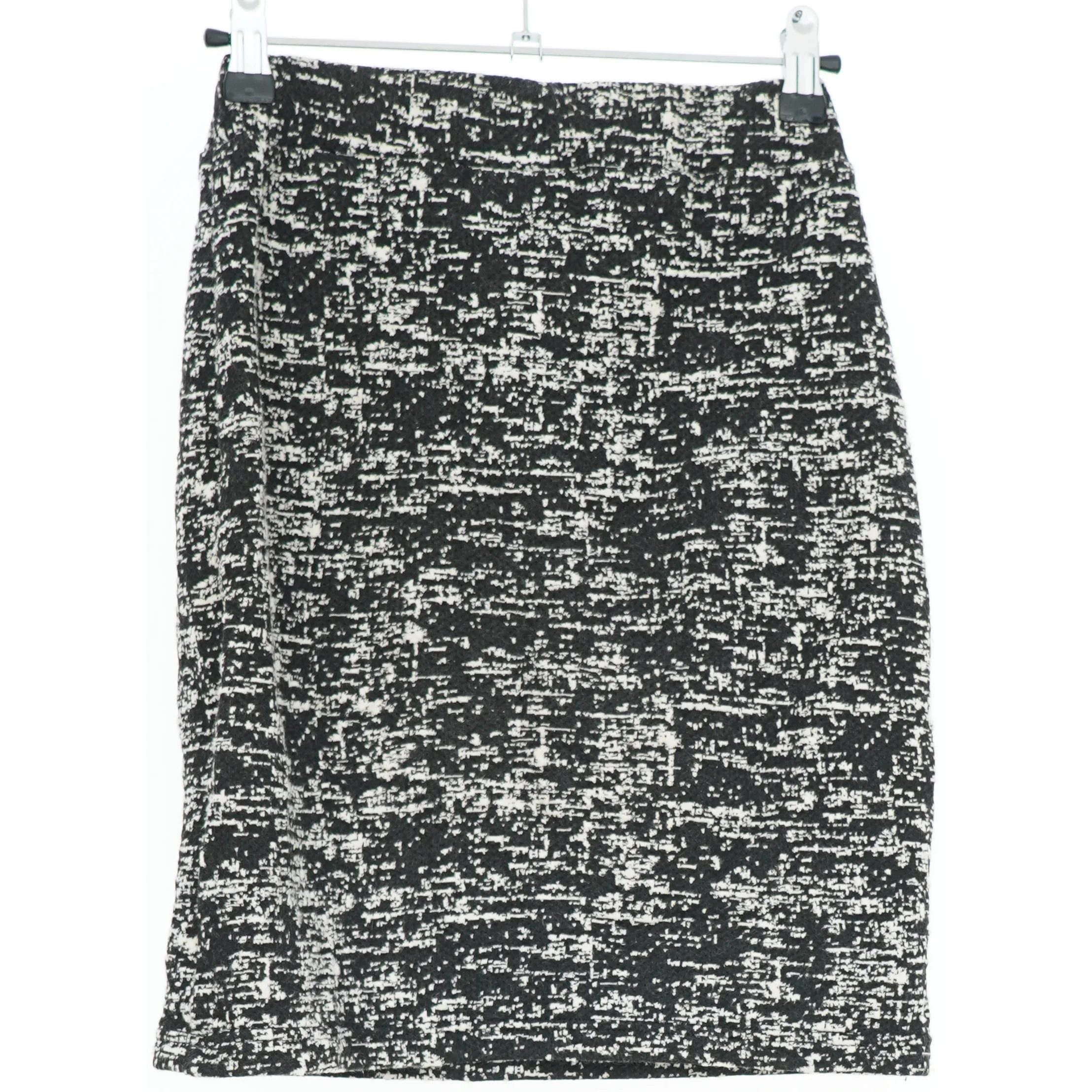 Sort og grå mønstret nederdel fra Only (str. S)