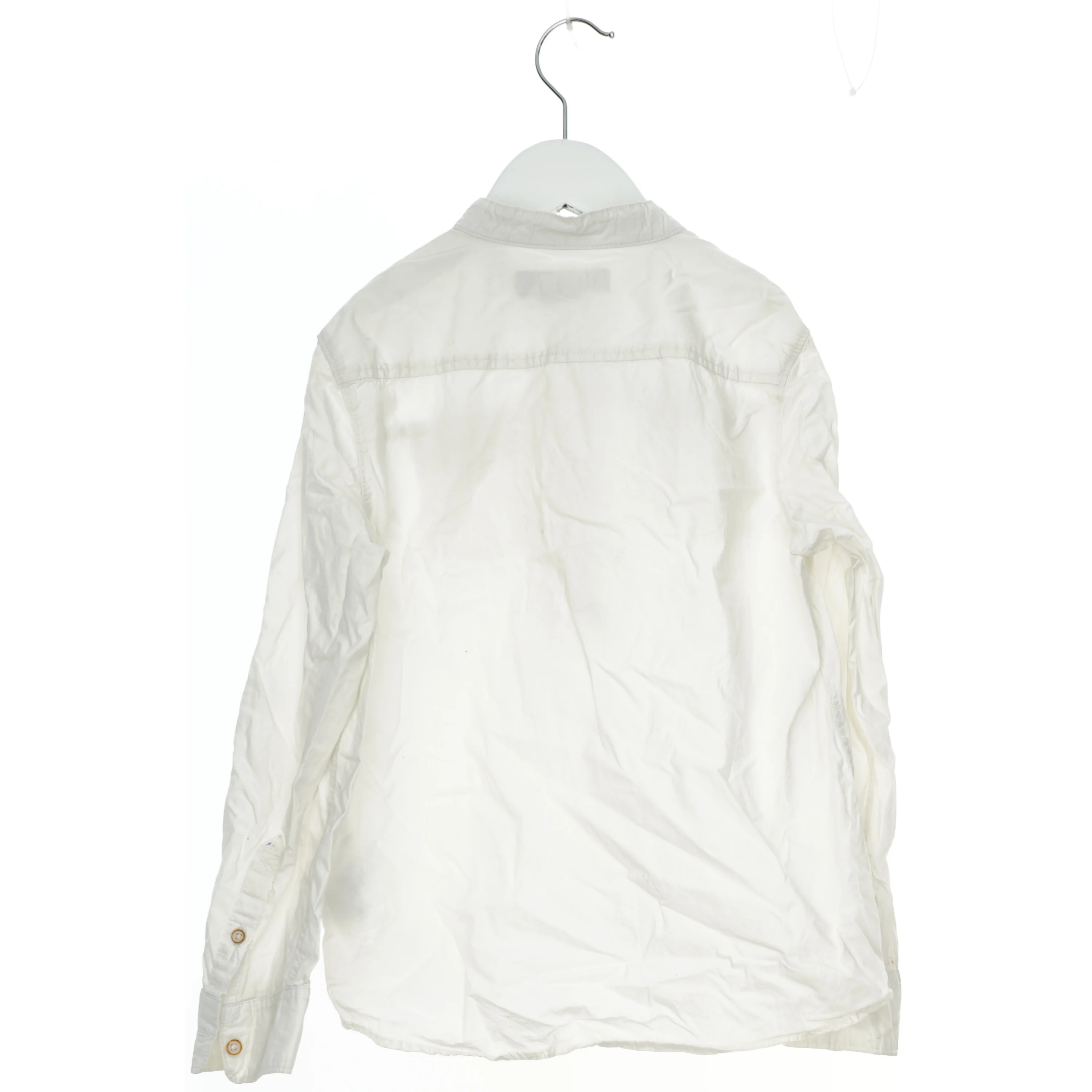 Hvid skjorte med lommer og knapper fra Logg (str. 134)