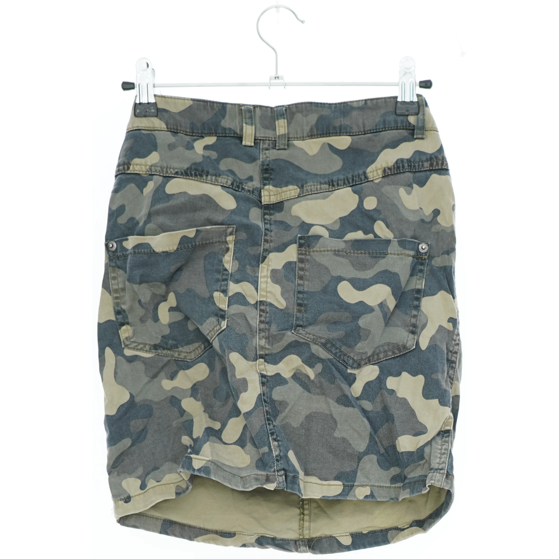 Camouflage nederdel med lynlåslommer fra Fb Sister (str. S)