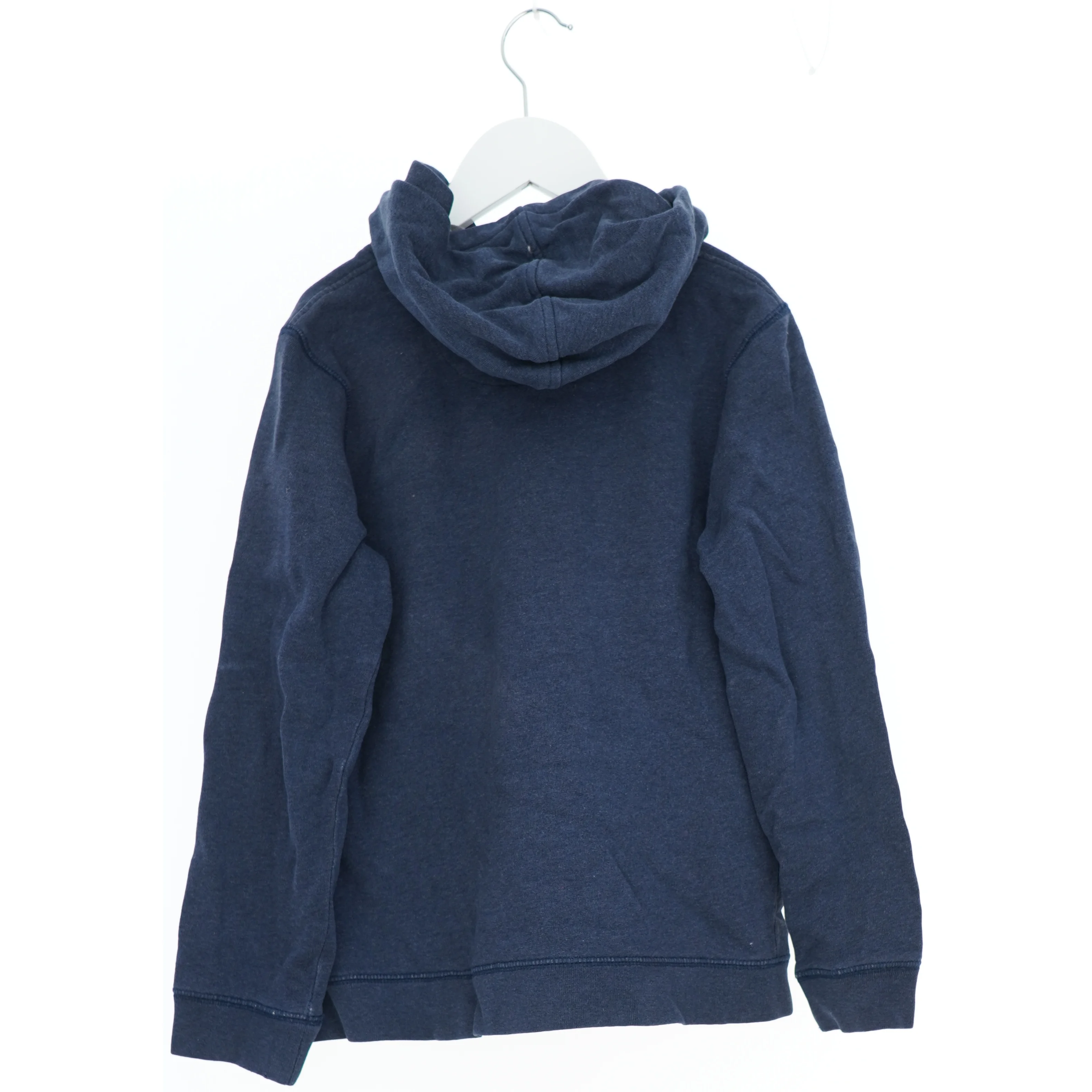 Blå hættetrøje med logo fra Massimo Dutti (str. 158)