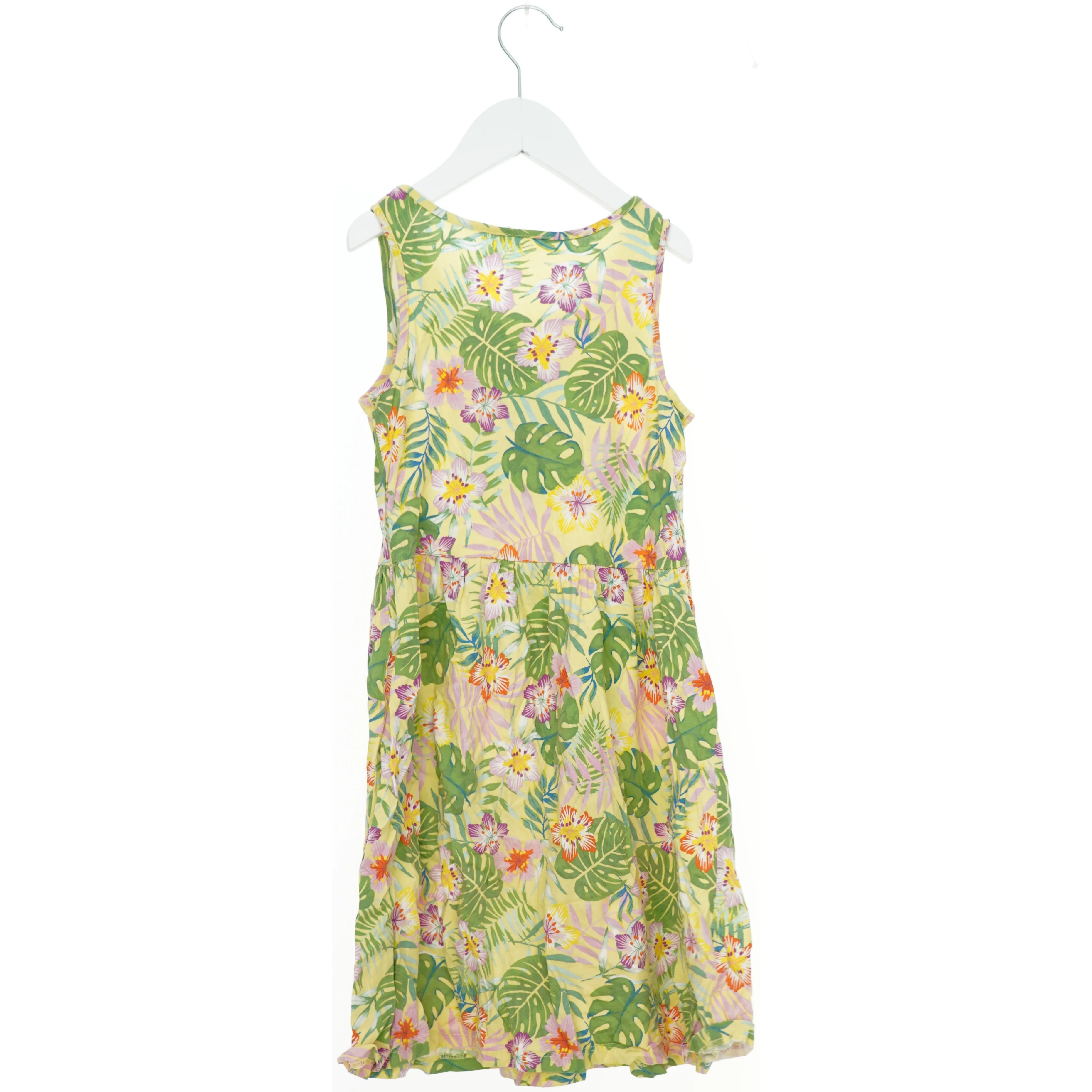 Sommerkjole med tropisk mønster fra H&M (str. 140)