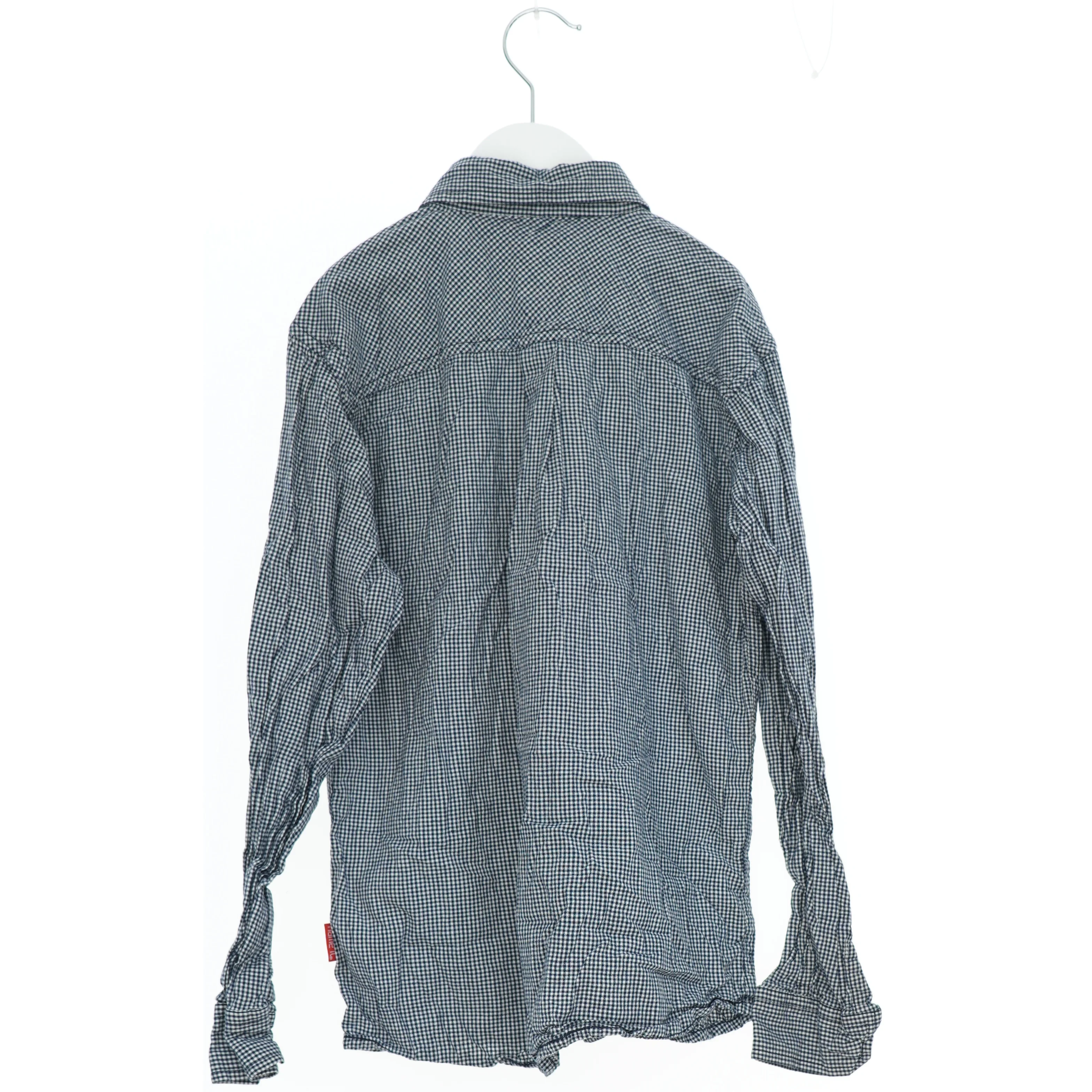 Skjorte i småternet mønster fra Name It (str. 140)