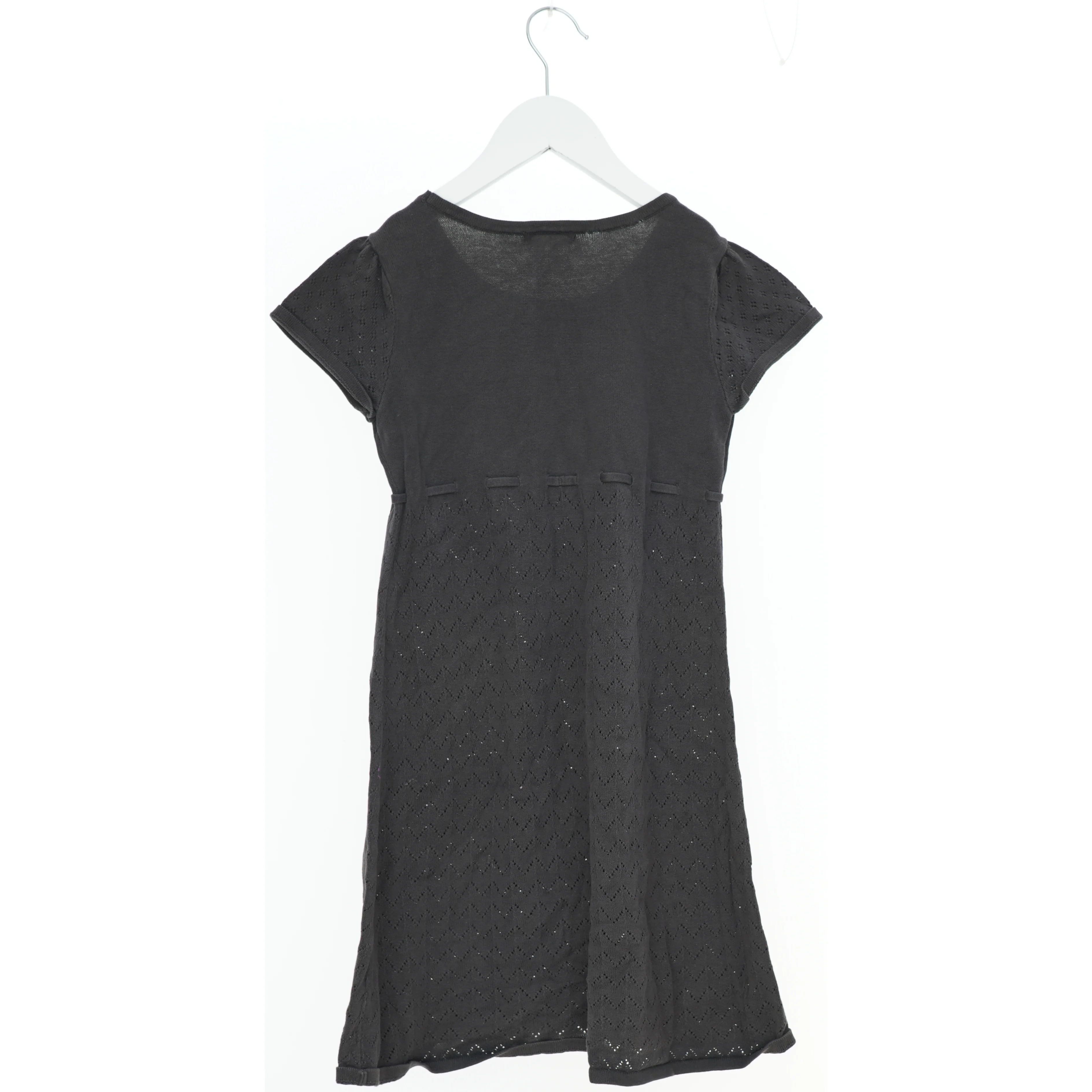 Sort kjole med korte ærmer fra H&M (str. 140)