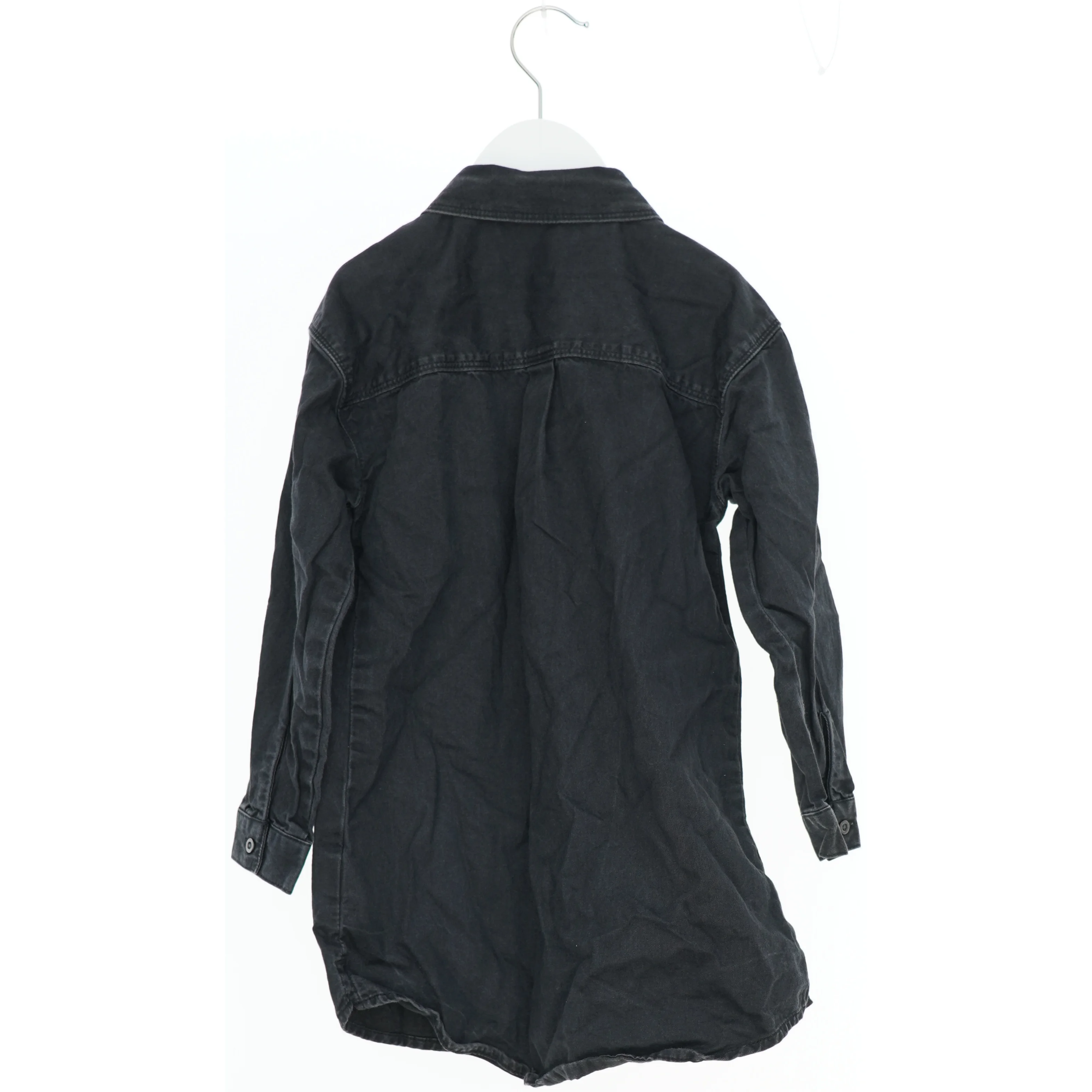 Langærmet sort skjorte fra Next (str. 116)