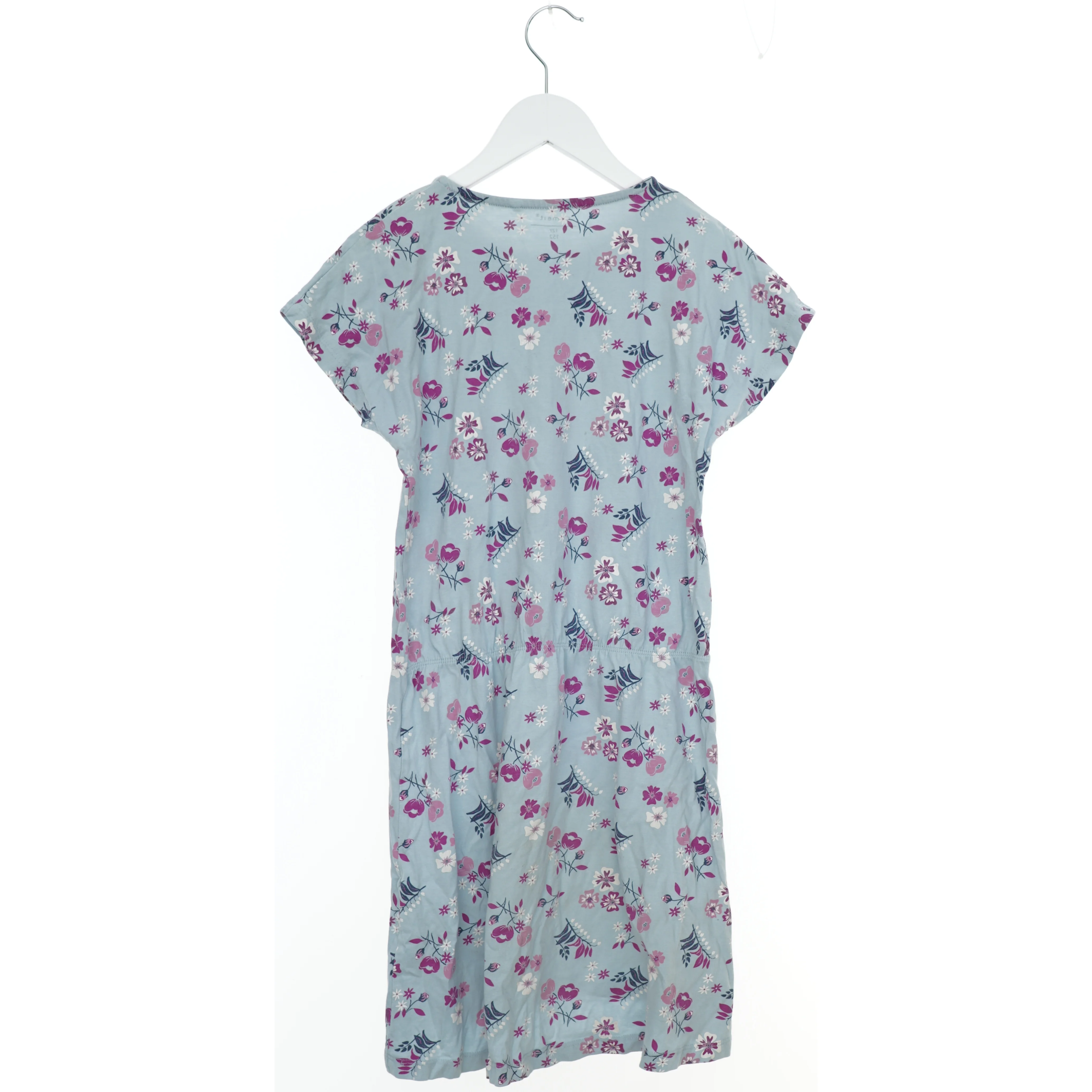 Sommerkjole med blomstermønster fra Name It (str. 152)