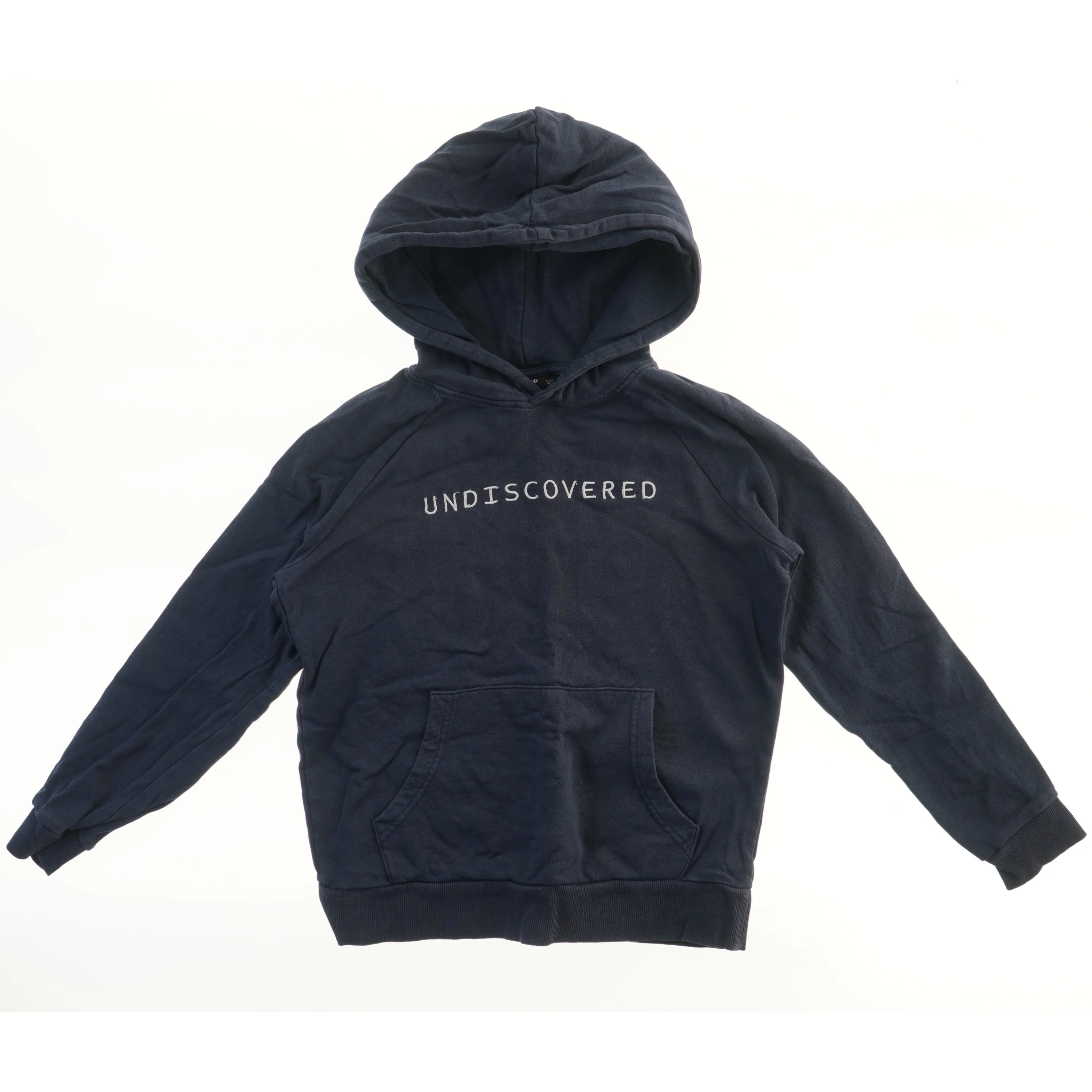 Hættetrøje med teksten 'Undiscovered' fra LMTD (str. 146)