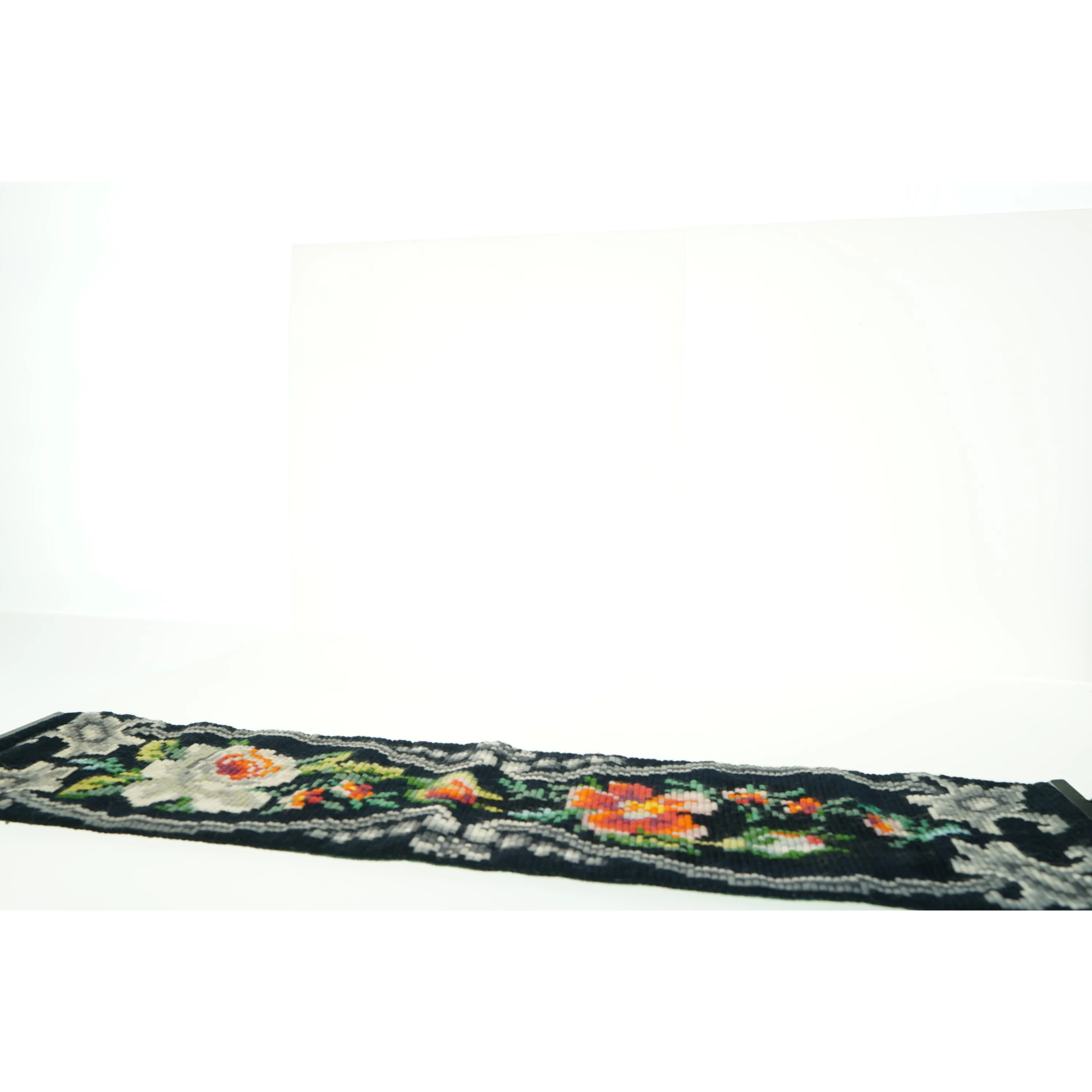 Vægtæppe med blomstermotiv/ norsk almue, håndlavet (str. 108 x. 25 cm)