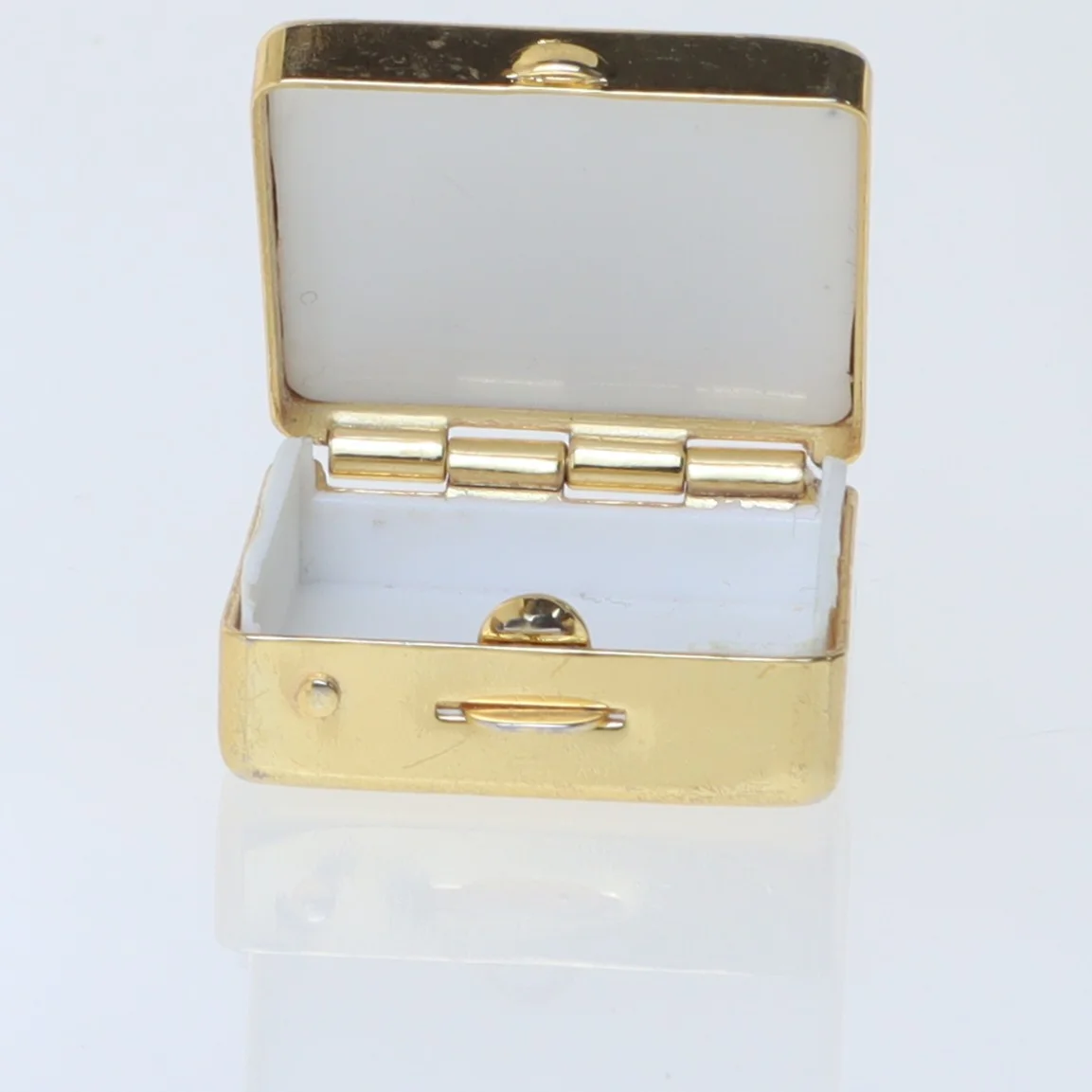 Lille dekorativt pilleæske (str. 1x2,5x2,5 cm)