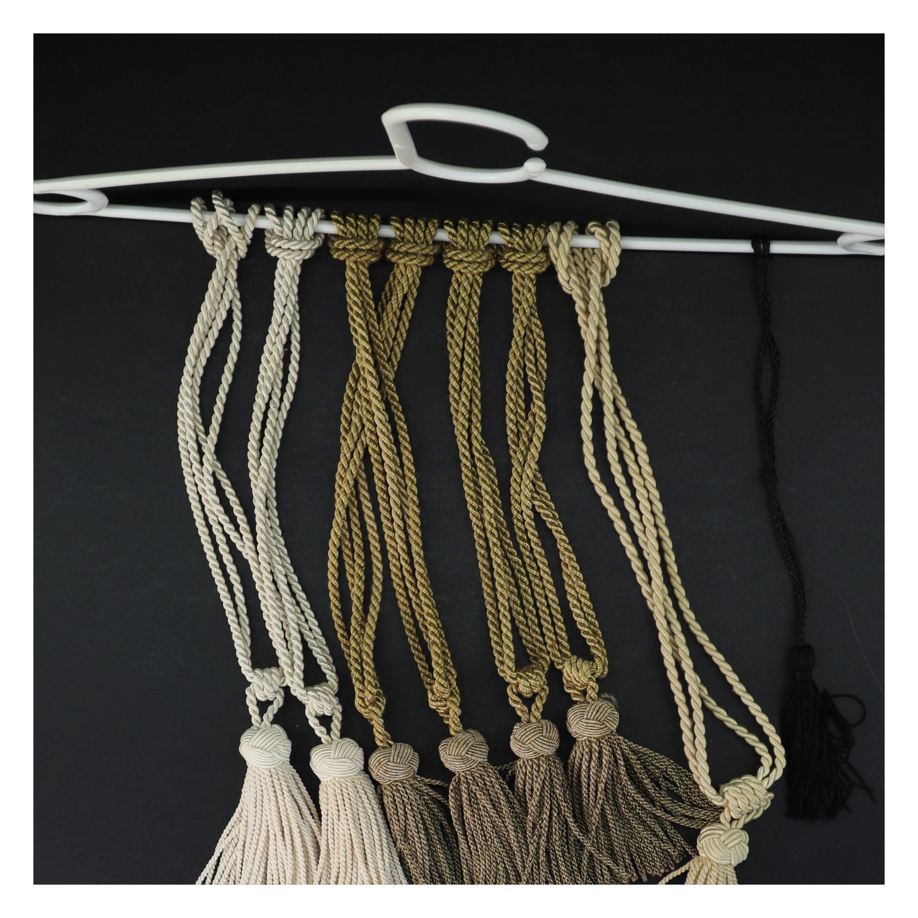 Gardinholdere med kvaster (str. 43 cm)