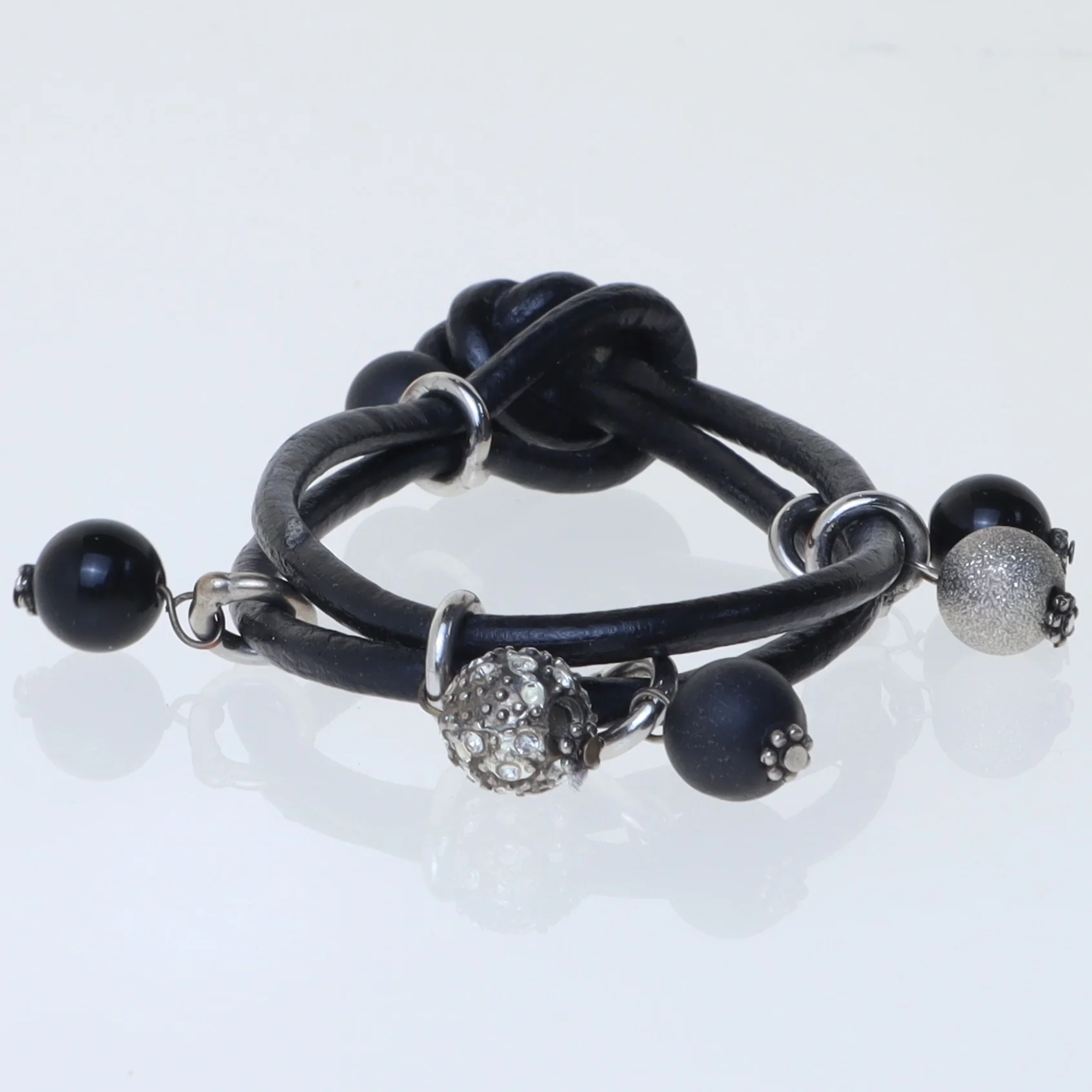 Læderarmbånd med perler (str. 20 cm)