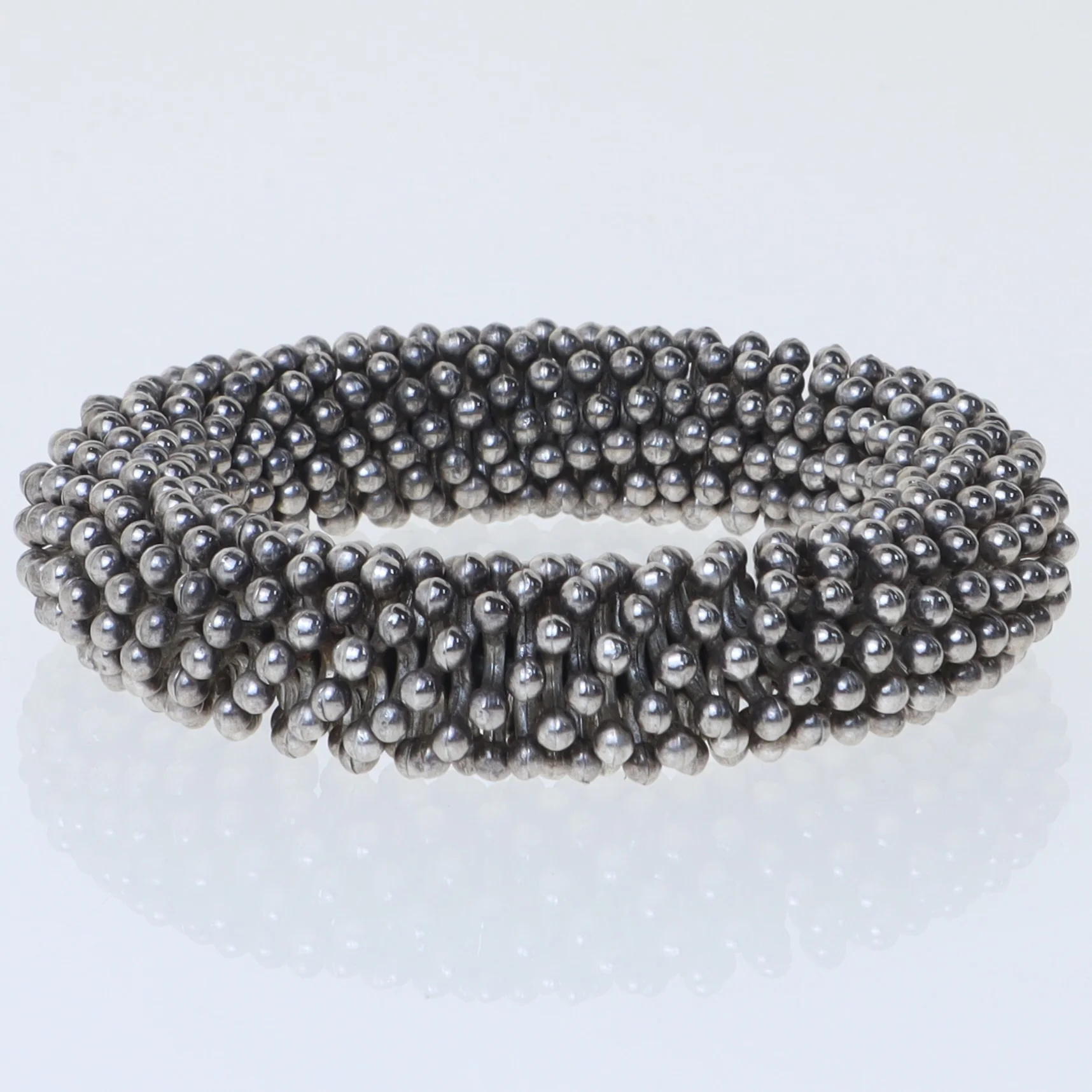 Sølvfarvet kuglearmebånd (str. Ø 6 cm)