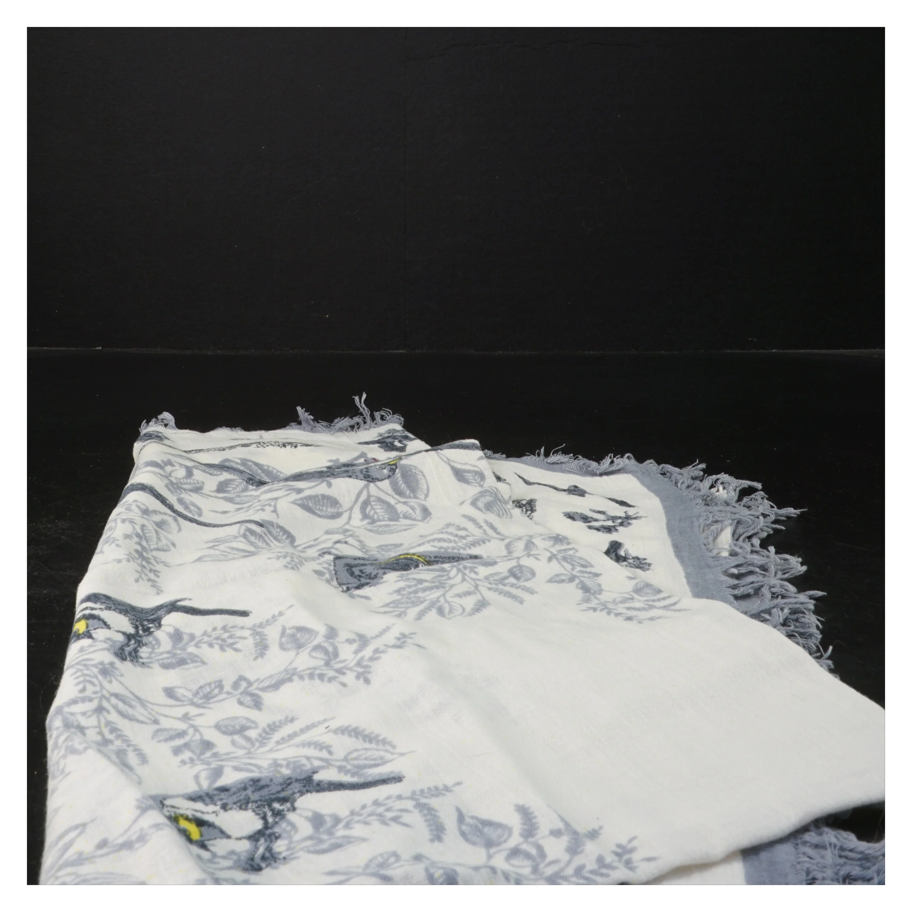 Tørklæde med fuglemotiv (str. 86x82 cm)