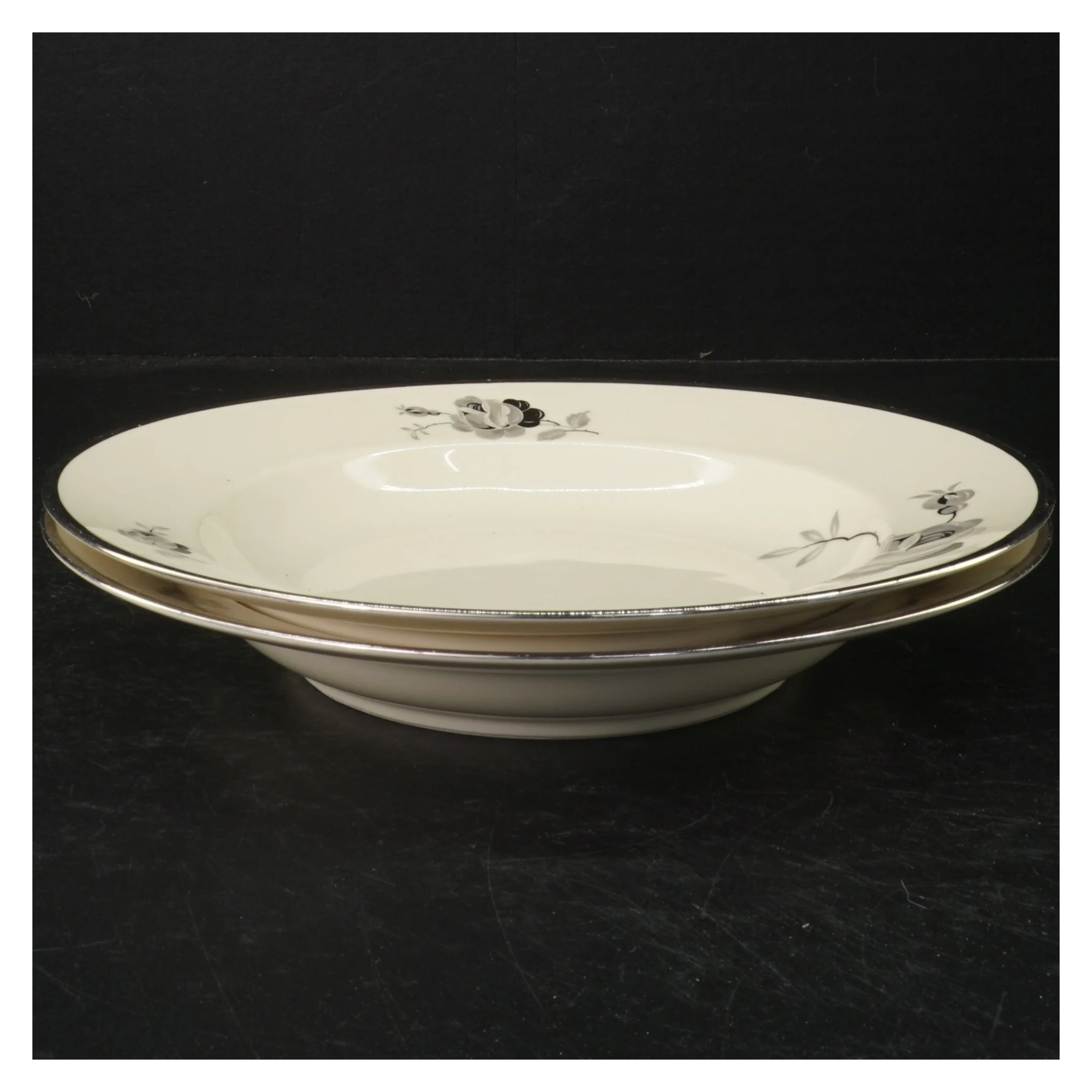 Porcelænstallerkner med sort rose fra KPM (str. Ø. 26 cm)