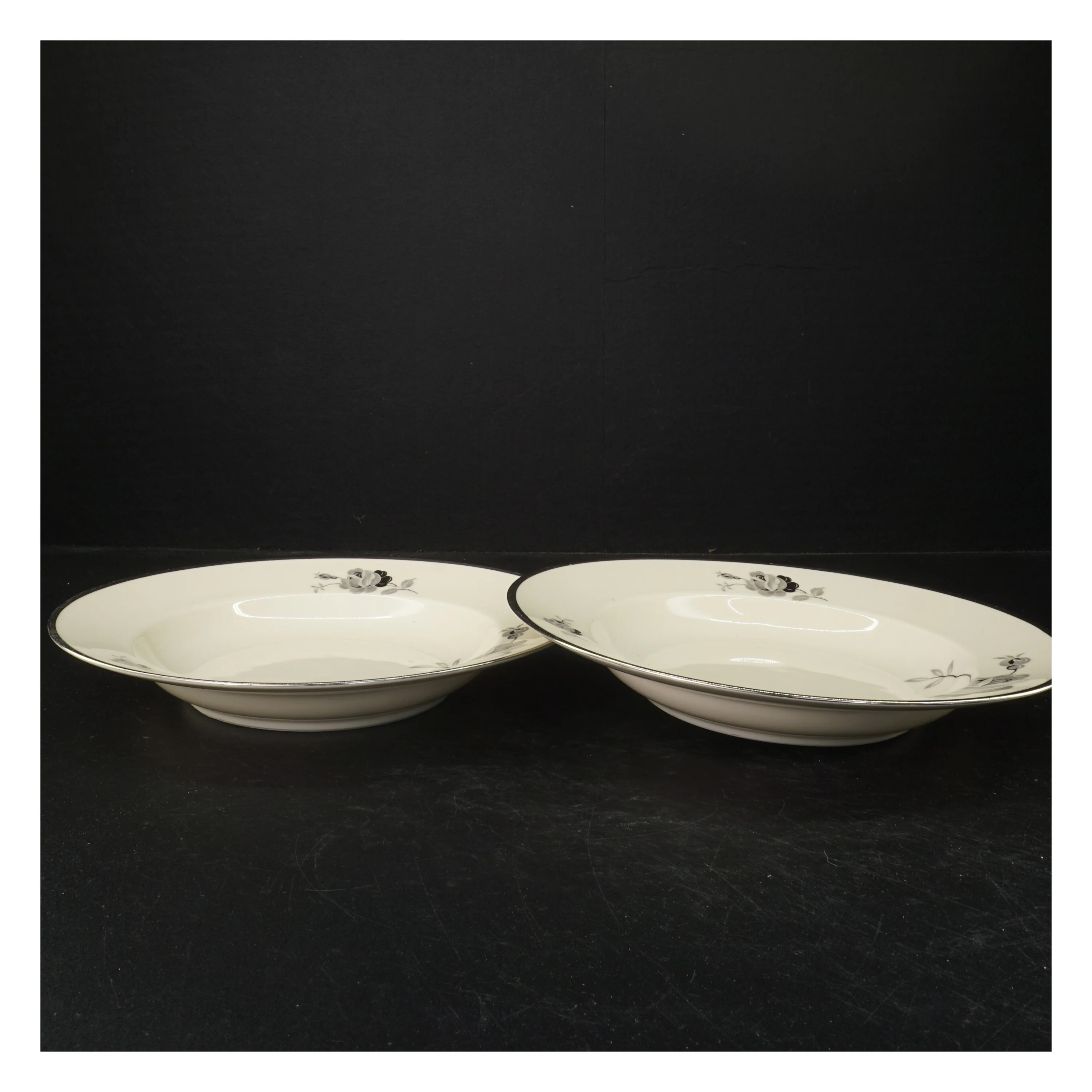 Porcelænstallerkner med sort rose fra KPM (str. Ø. 26 cm)