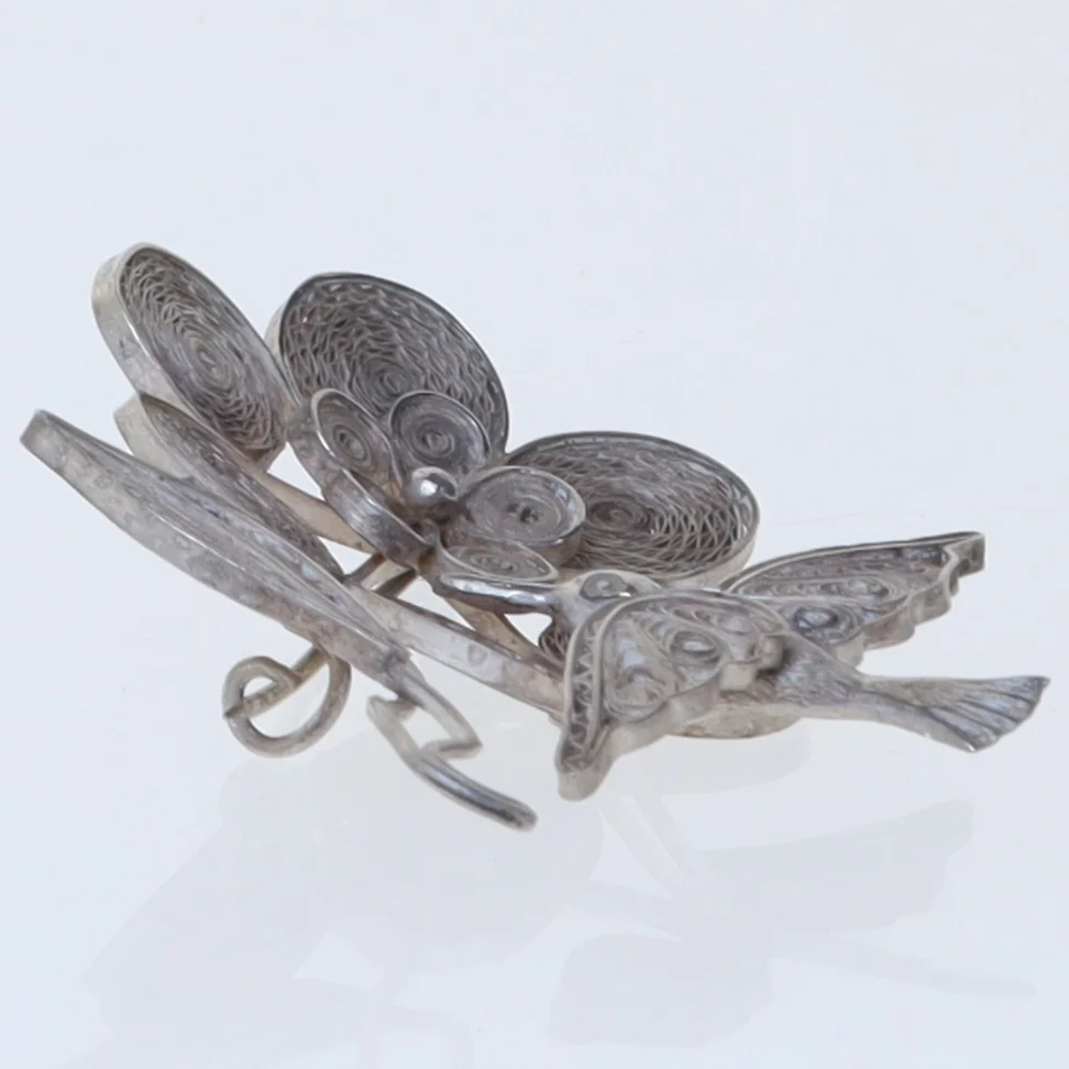 Dekorativ fuglebroche i sølv (str. 5 cm)