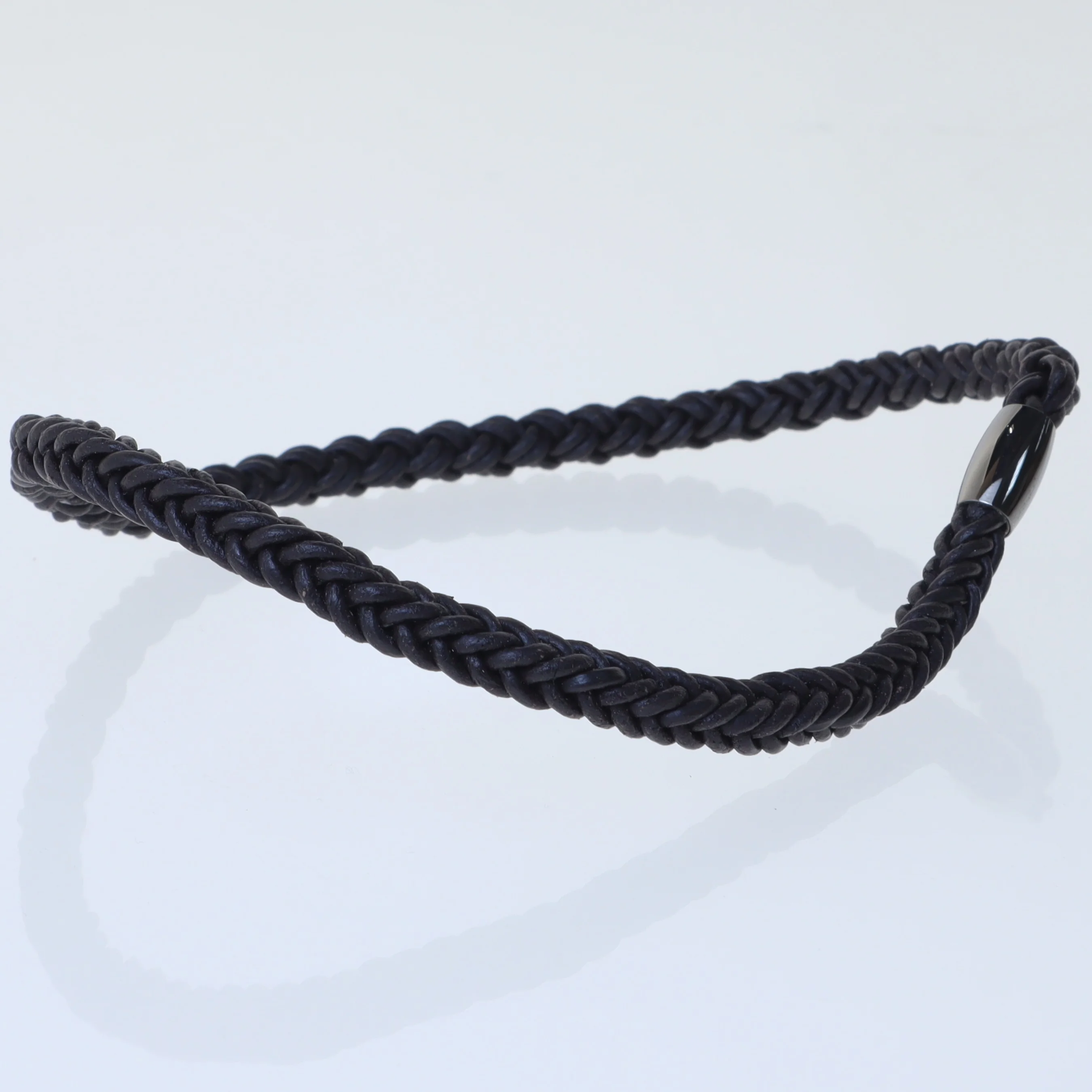 Flettet læderarmbånd med magnetlås (str. Ø 13 cm)