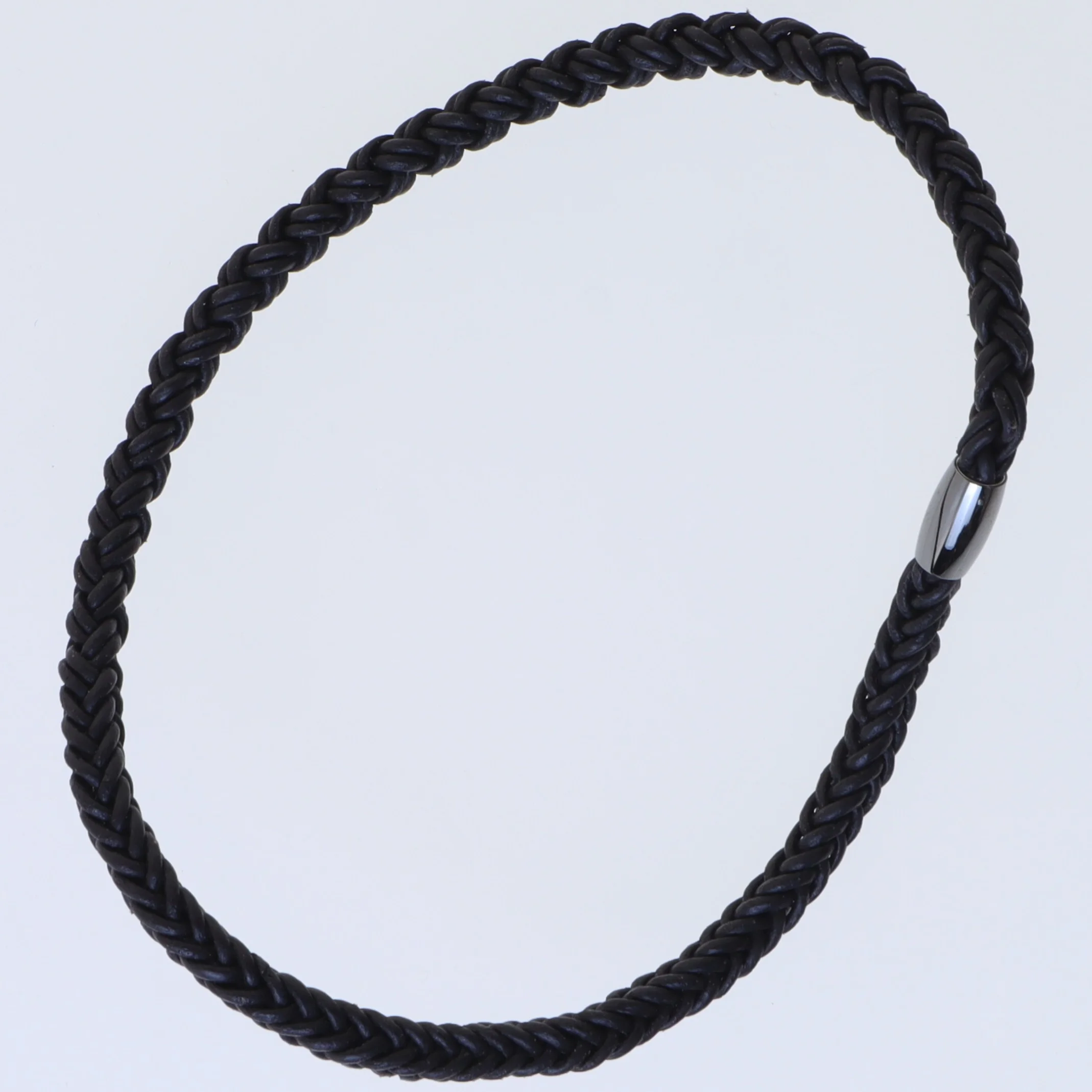 Flettet læderarmbånd med magnetlås (str. Ø 13 cm)