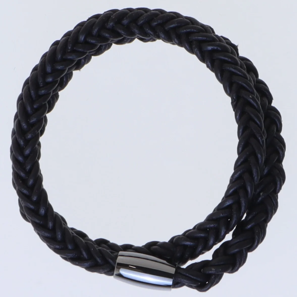 Flettet læderarmbånd med magnetlås (str. Ø 13 cm)