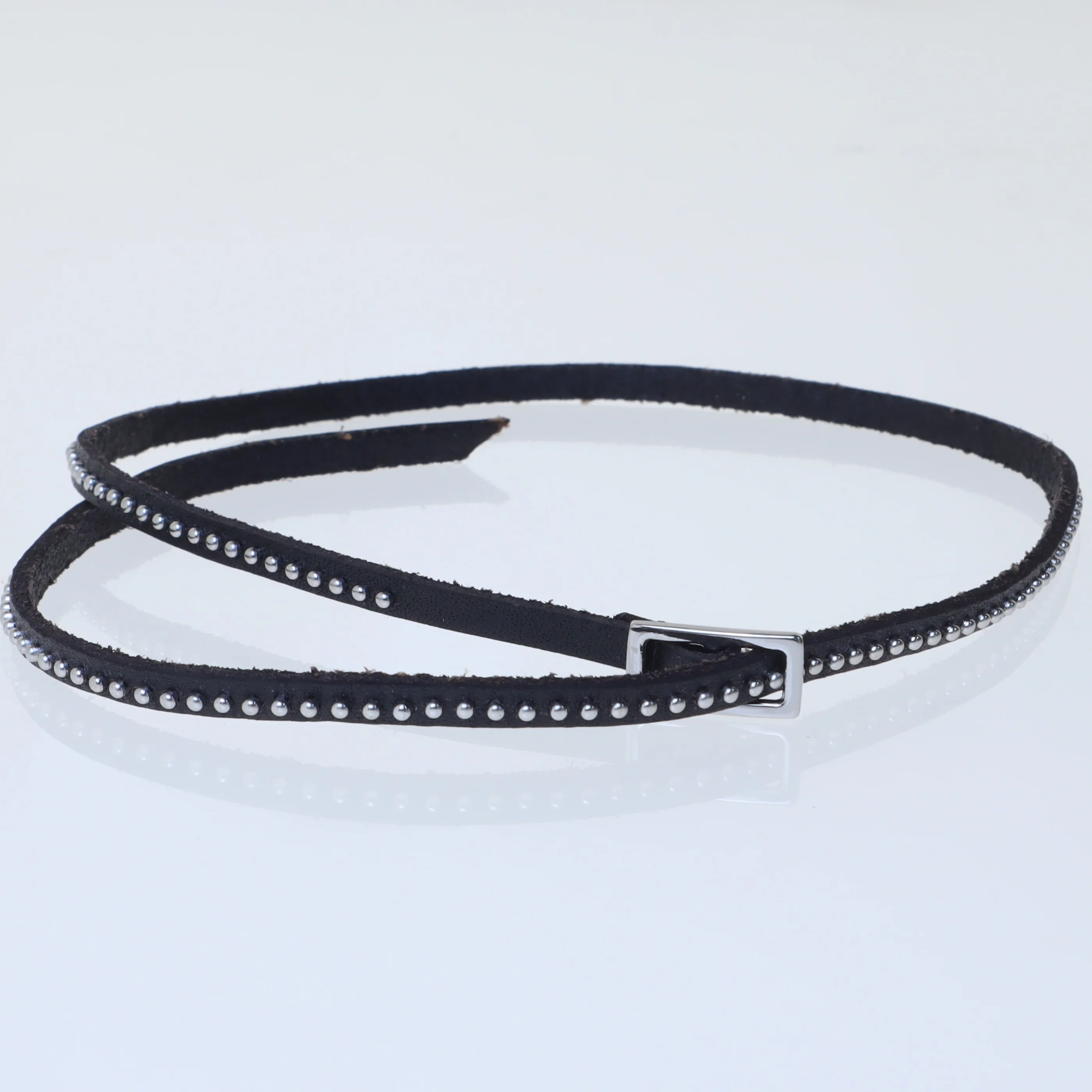 Sort armbånd med metalnitter (str. 57 cm)