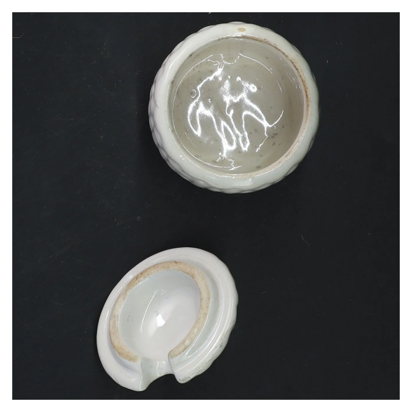 Keramik beholder med låg (str. 8,5x6 cm)