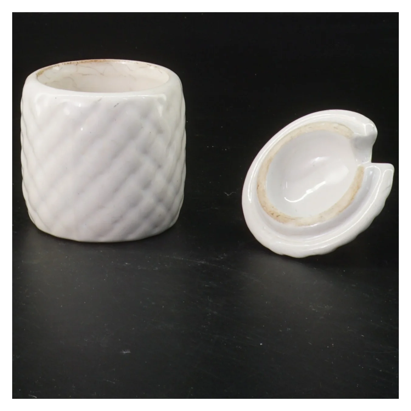 Keramik beholder med låg (str. 8,5x6 cm)