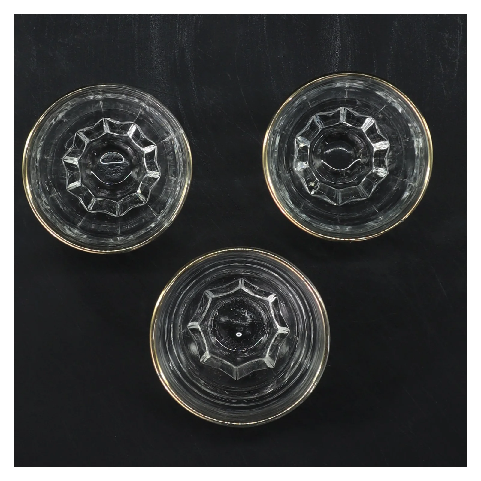 Tre glas med guldkant (str. 3 stk Ø 6,5 cm længde 6 cm)