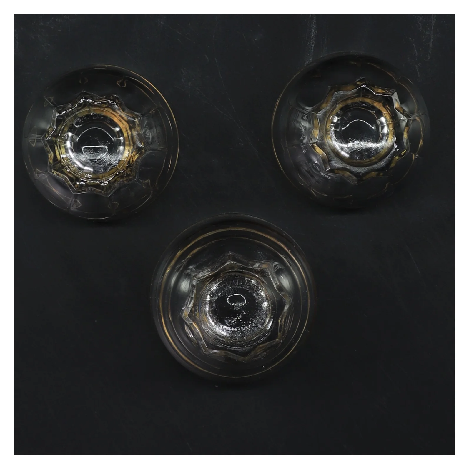 Tre glas med guldkant (str. 3 stk Ø 6,5 cm længde 6 cm)