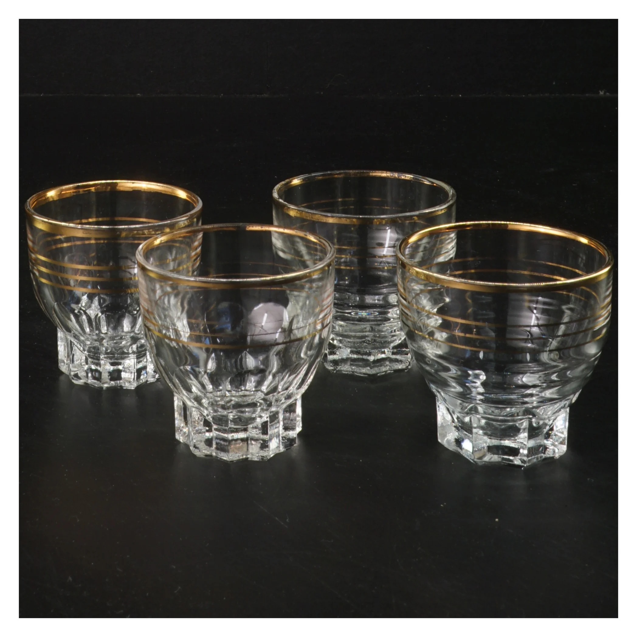 Sæt med 4 glas med gylden kant (str. 4 stk Ø 6,5 cm længde 6 cm)