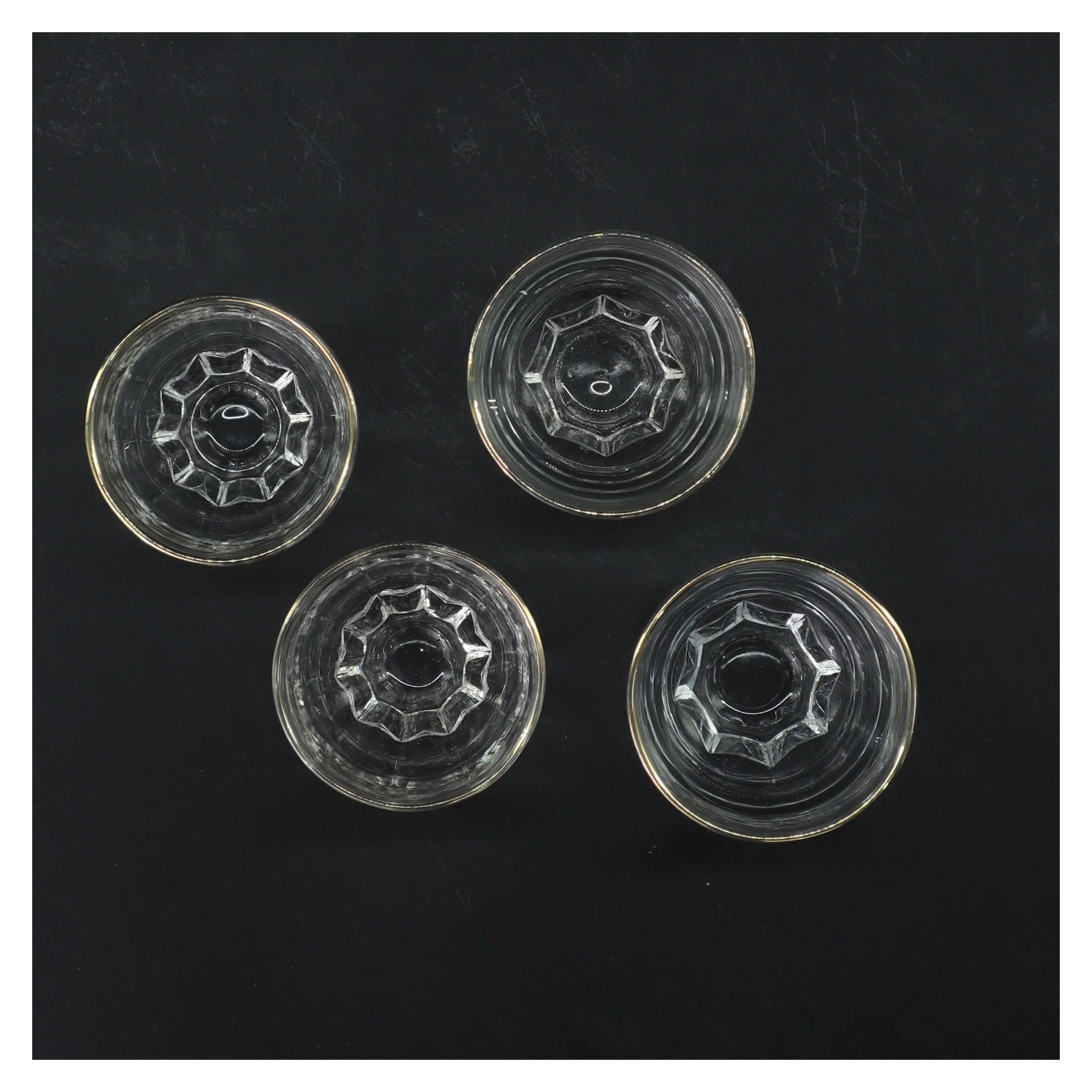 Sæt med 4 glas med gylden kant (str. 4 stk Ø 6,5 cm længde 6 cm)