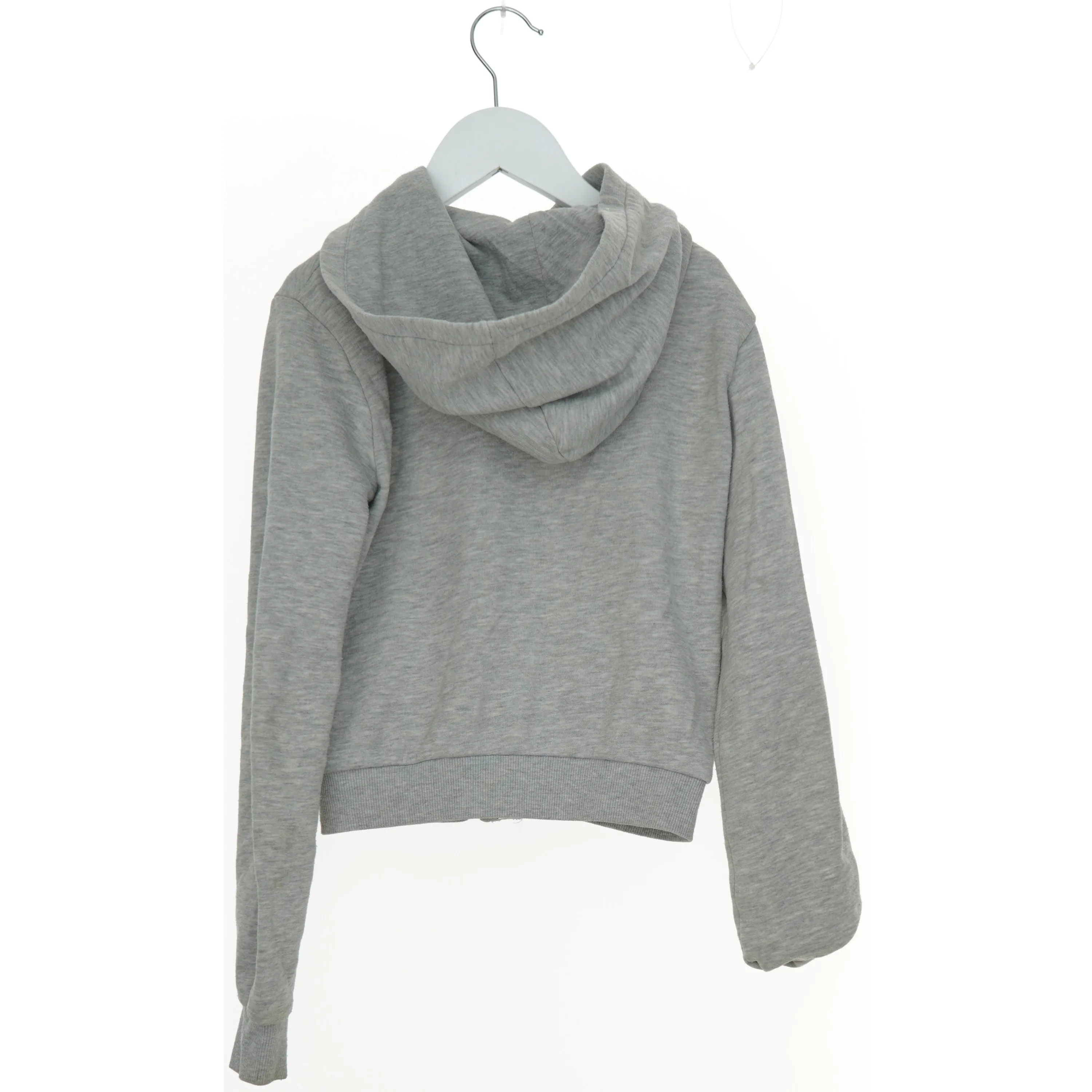 Grå hættetrøje med bogstaver fra H&M (str. 152)