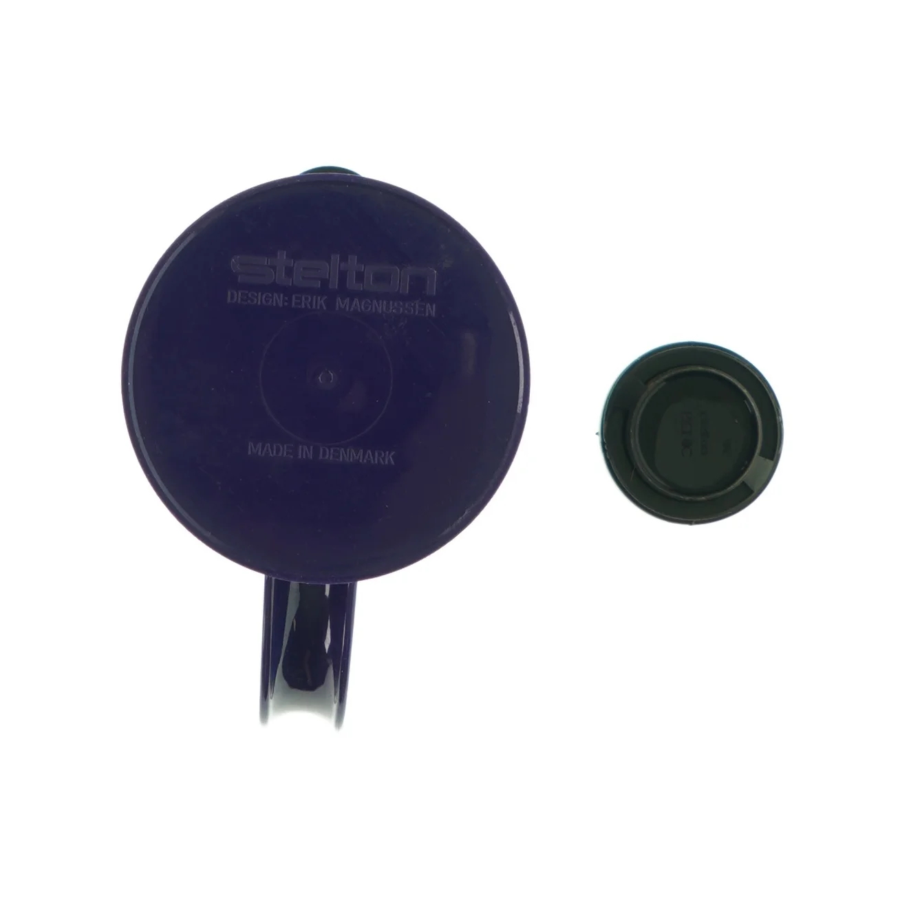 Kaffekande fra os mærket stelton størrelse h ø. 30. 11 farve mørk lilla stand. Brugt skal vaskes. (str. HØ: 30x11 cm)