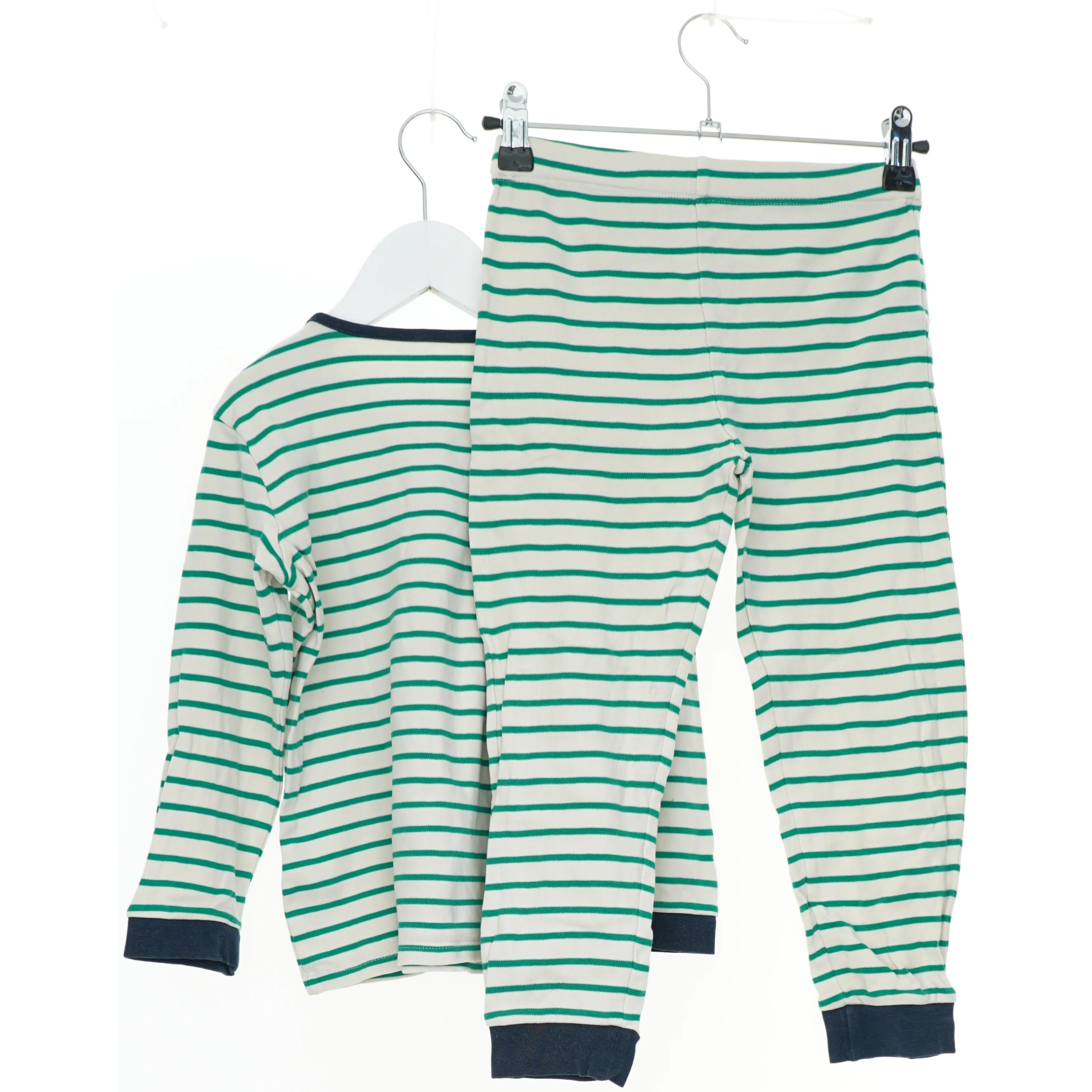Stribet pyjamas med bukser fra Grüner Knopf (str. 116)