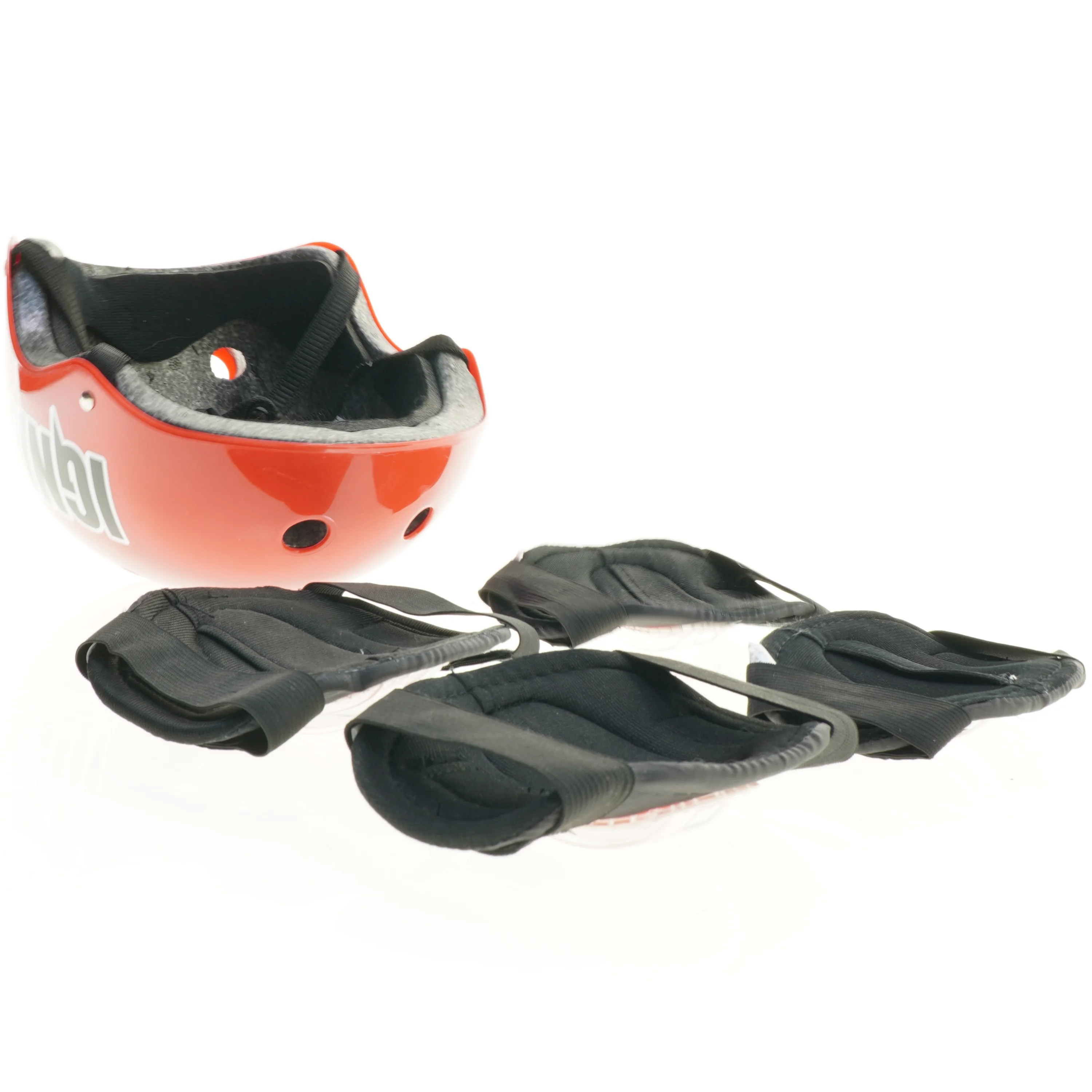 Rulleskøjtehjelm og beskyttelsesudstyr fra IGNITE (str. 58 til 62 cm og 15 x 11 cm)