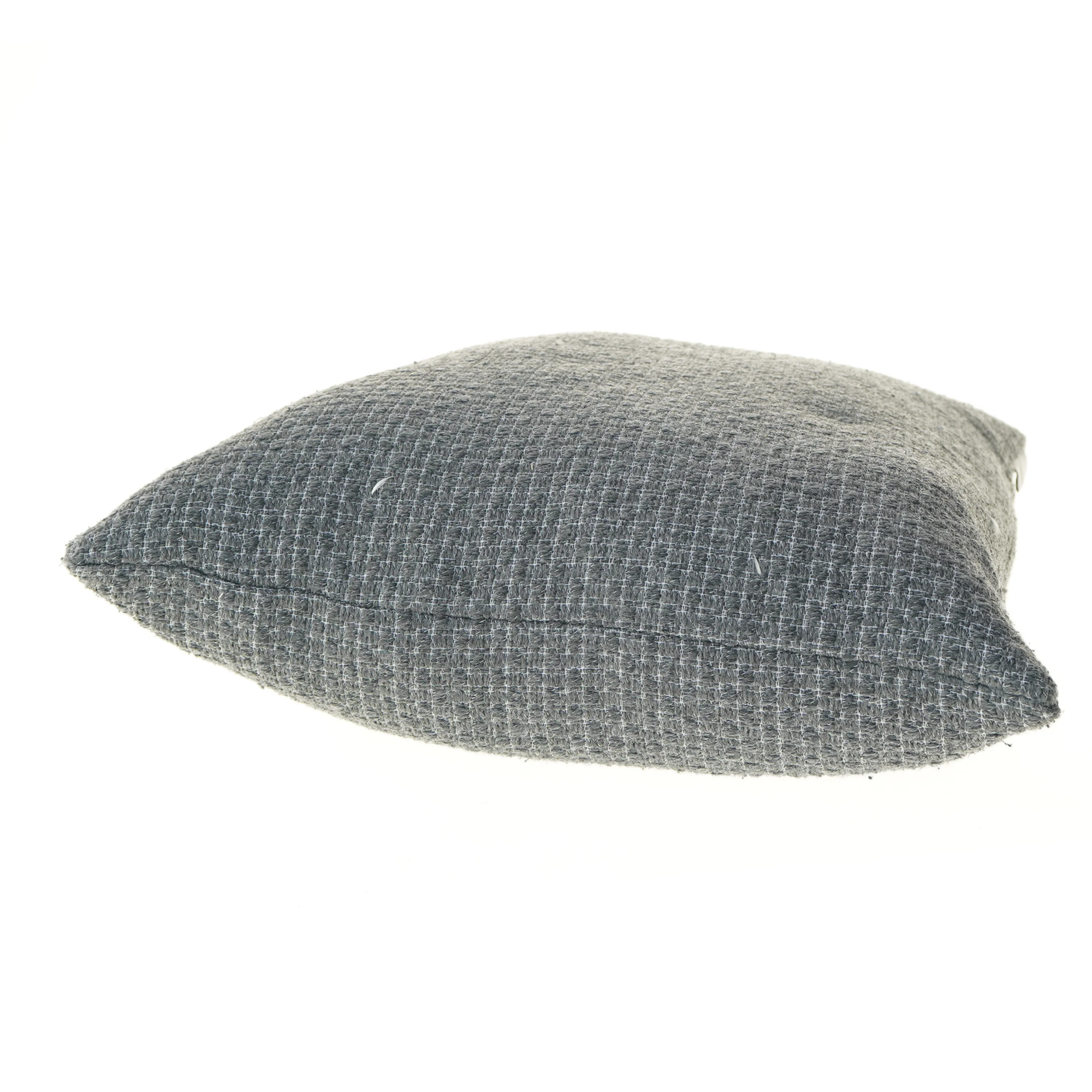 Grå pude fra Living (str. 48x46 cm)