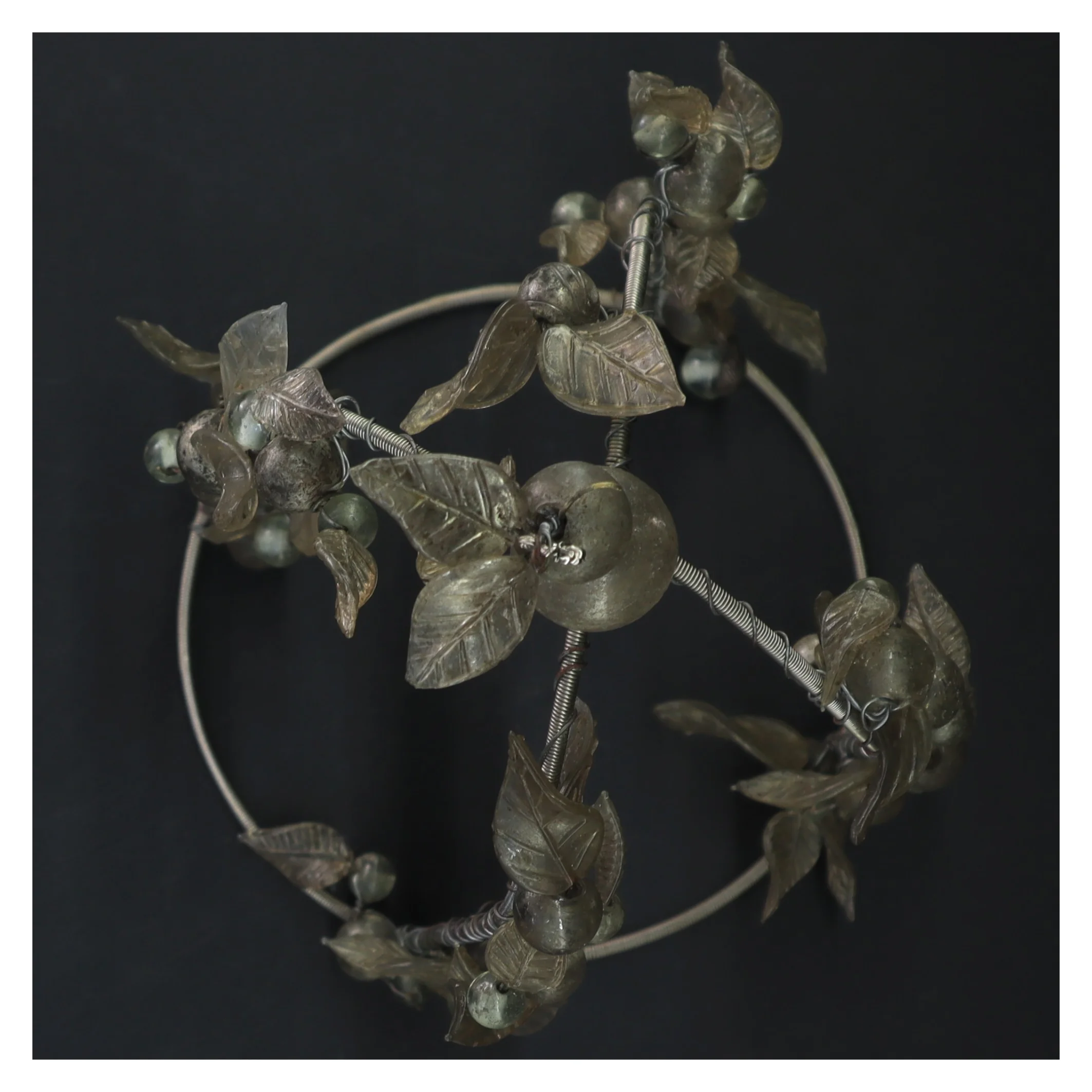 Dekorativ antik kuppel med blade og bær (str. 28x15 cm)