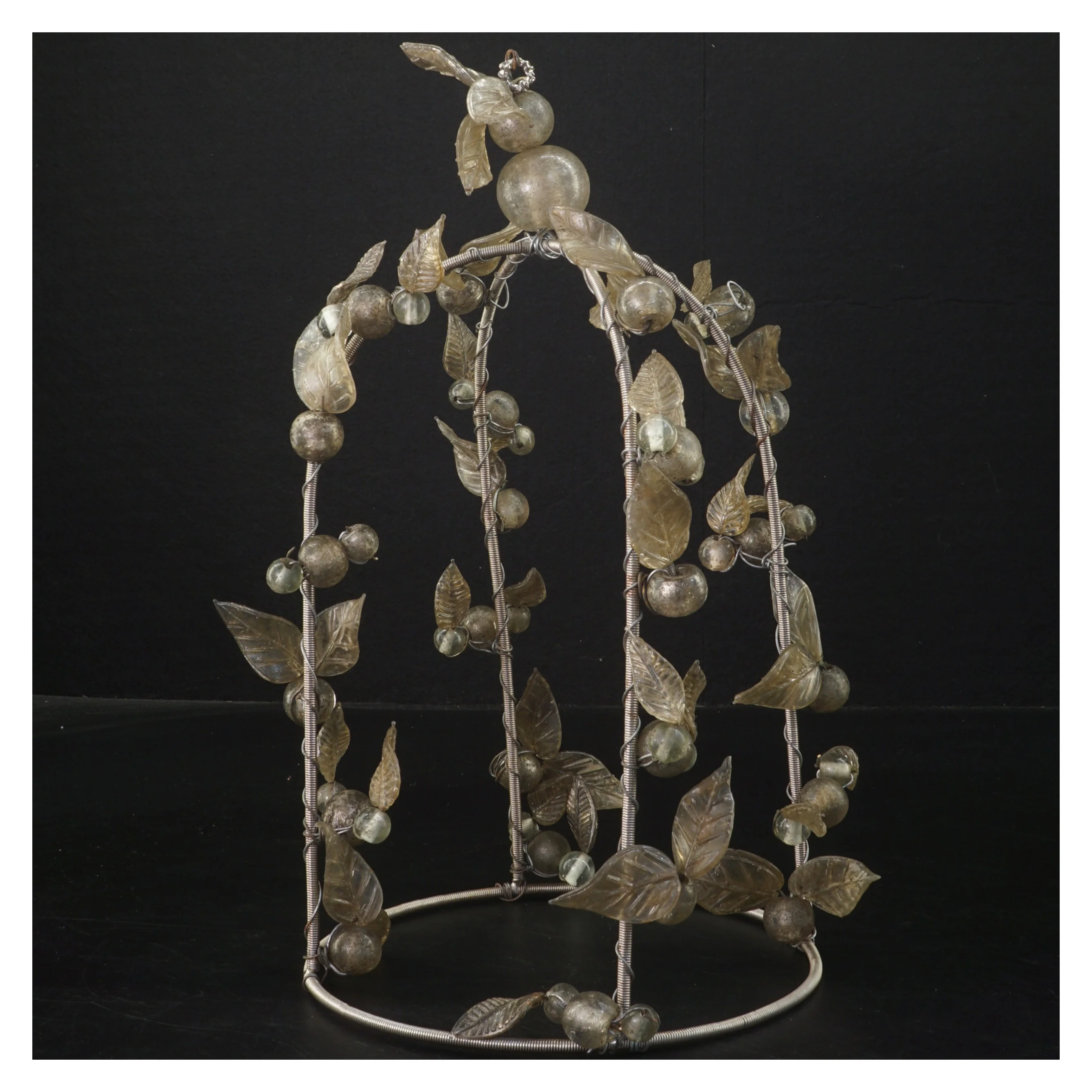 Dekorativ antik kuppel med blade og bær (str. 28x15 cm)