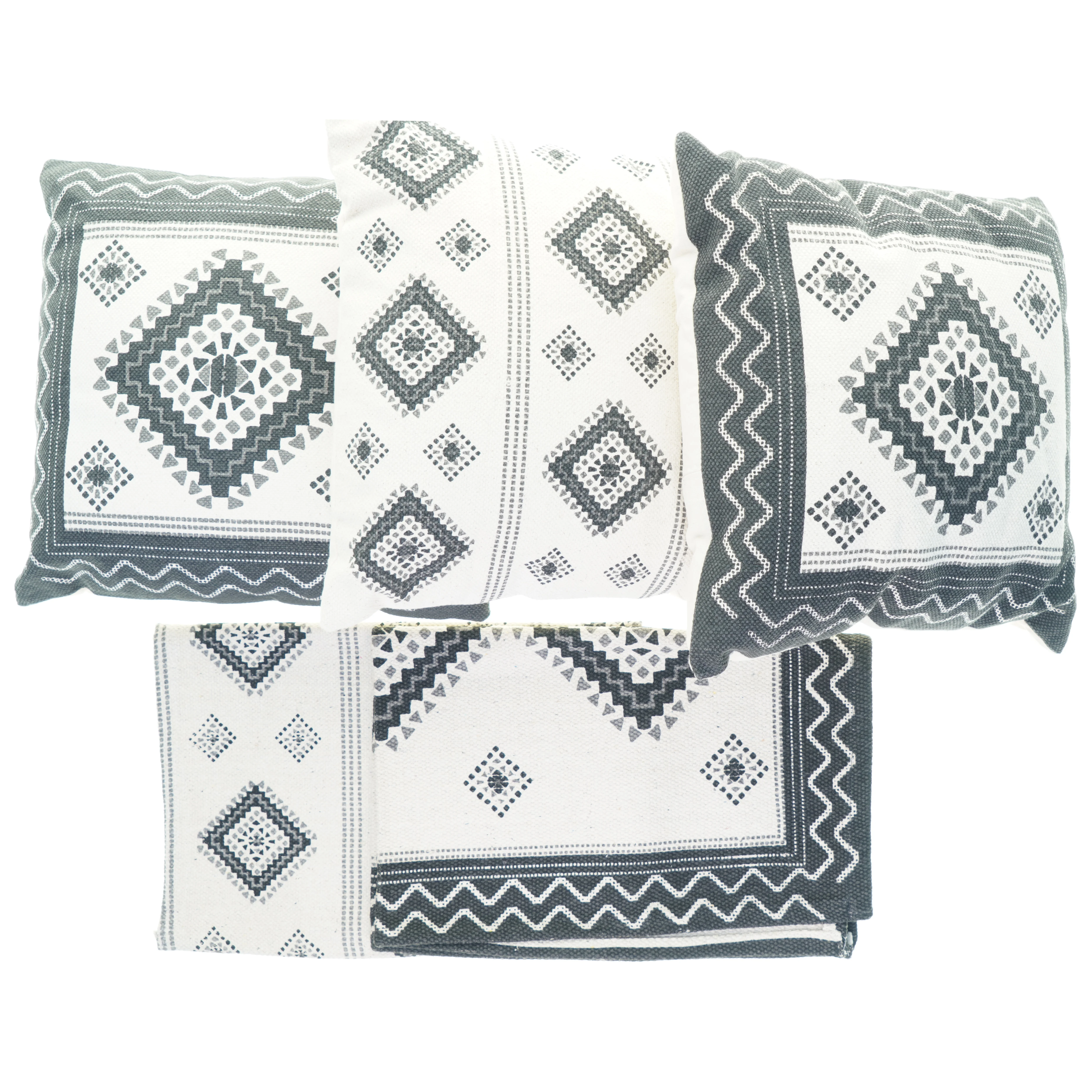 Tæpper/løber (2 stk) og pyntepuder (3 stk), måler hhv 93 x 61 og 45 x 45 cm