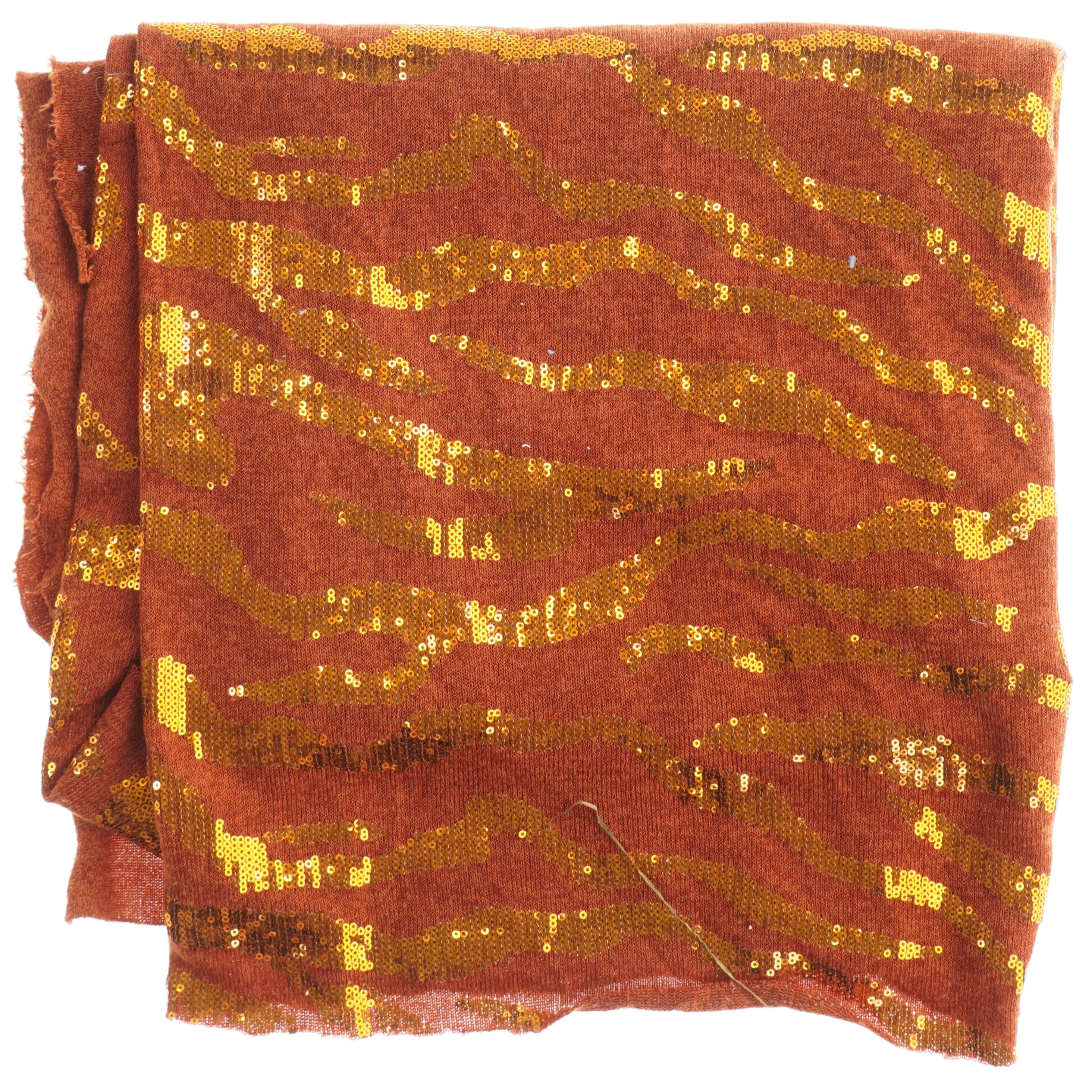 Rødt og guldfarvet stof (str. 126 x, 148 cm)