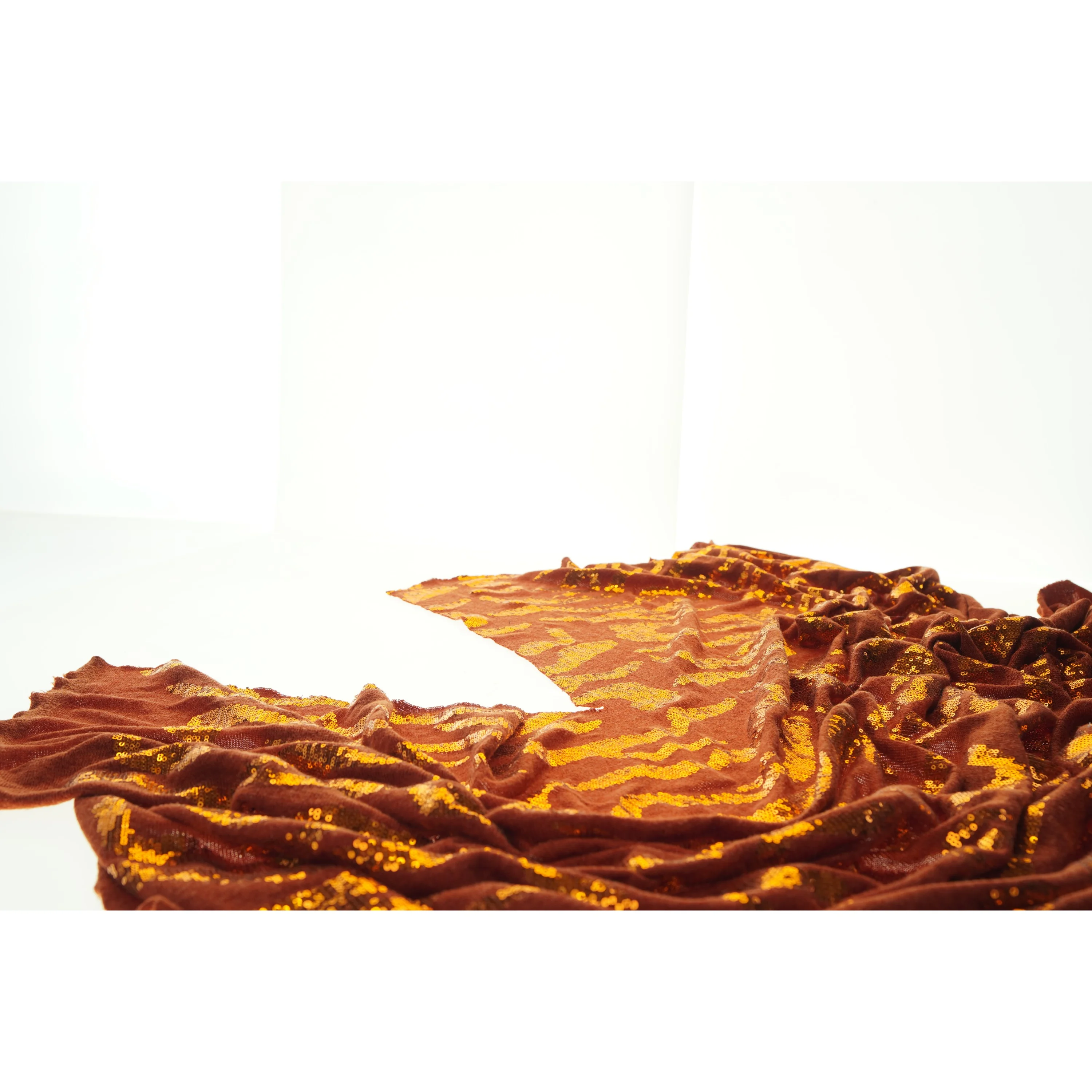 Rødt og guldfarvet stof (str. 126 x, 148 cm)