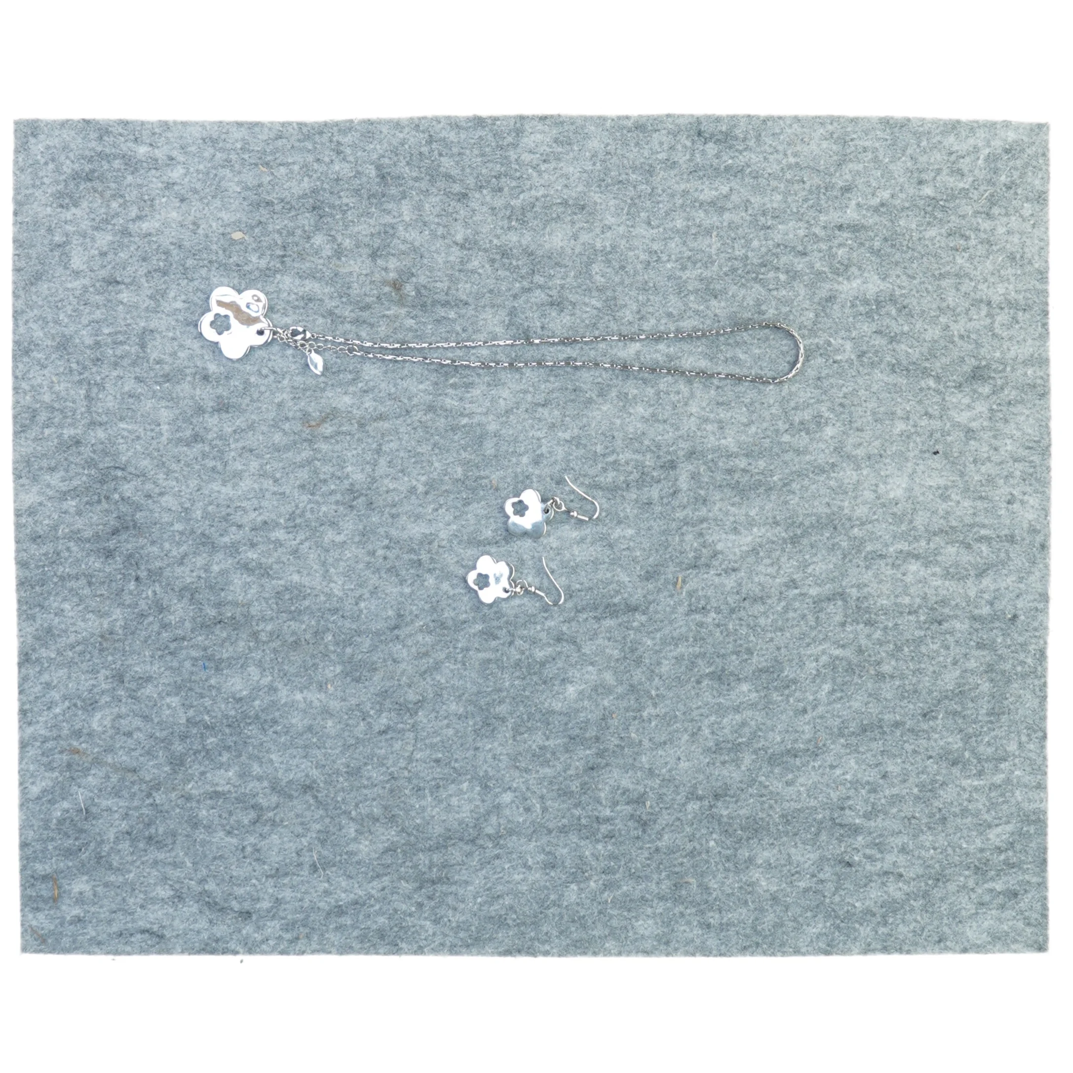 Halskæde og øreringe (str. 25 cm)