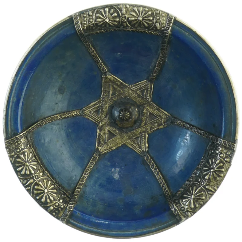 Blå dekorativ skål med metal detaljer (str. 26 x 8 cm)